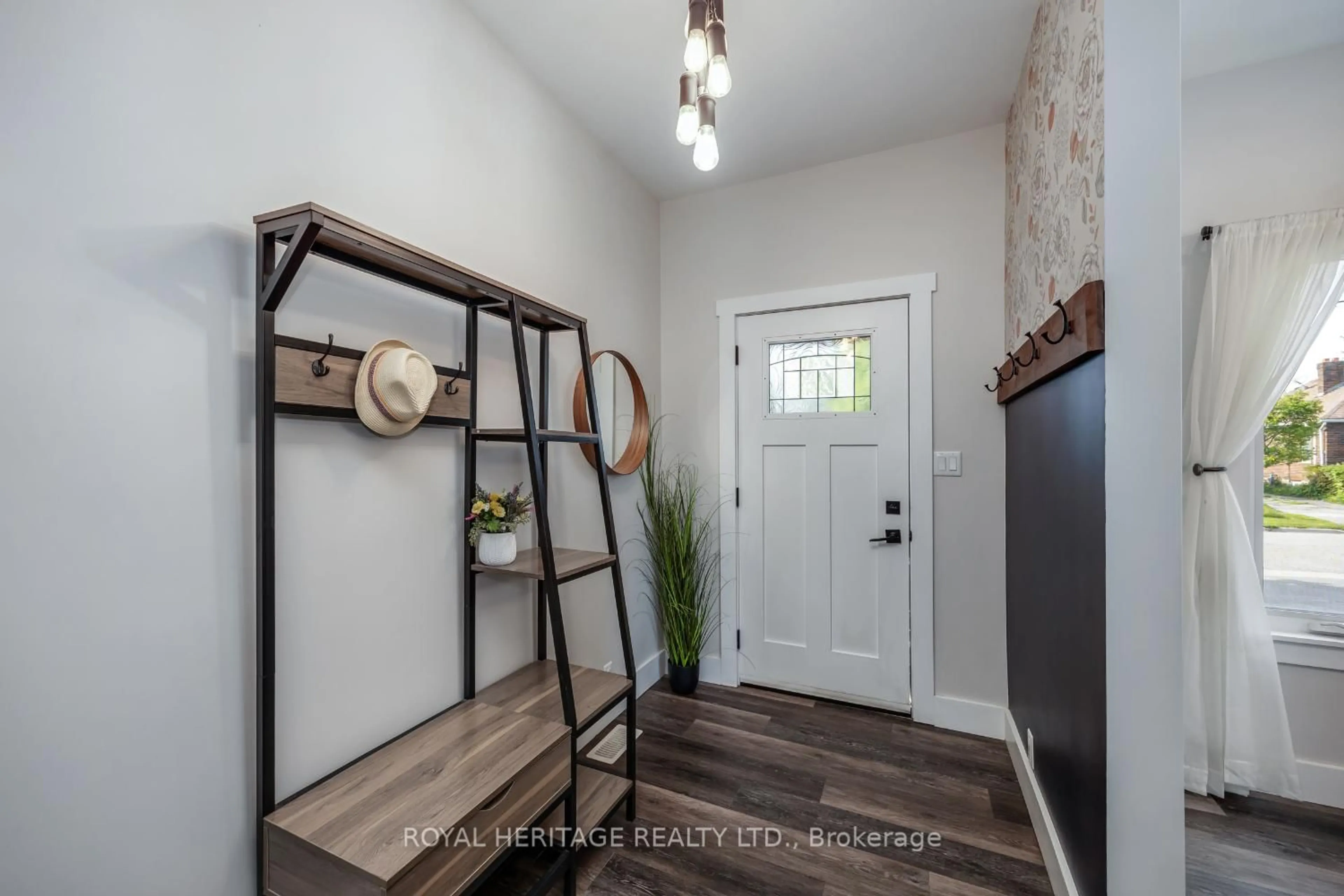 Indoor entryway for 111 Arlington Ave, Oshawa Ontario L1G 2N5