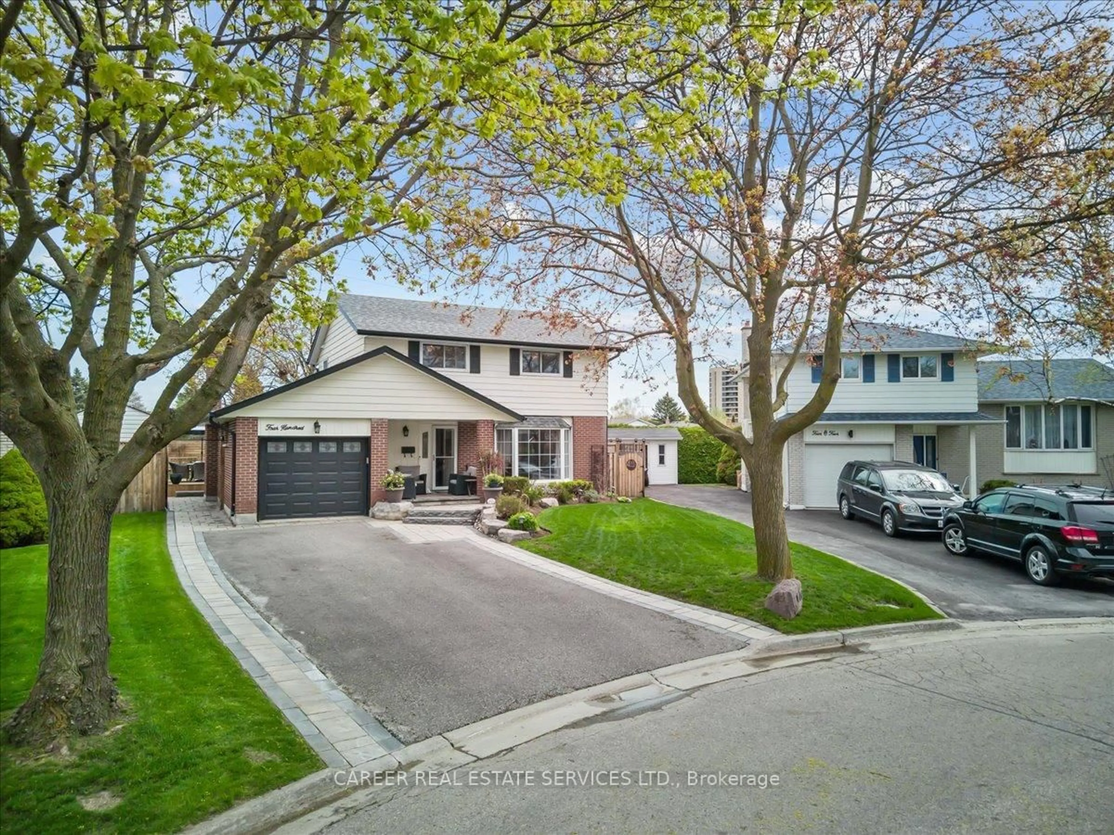 A pic from outside/outdoor area/front of a property/back of a property/a pic from drone, street for 400 Lambeth Crt, Oshawa Ontario L1G 6W2
