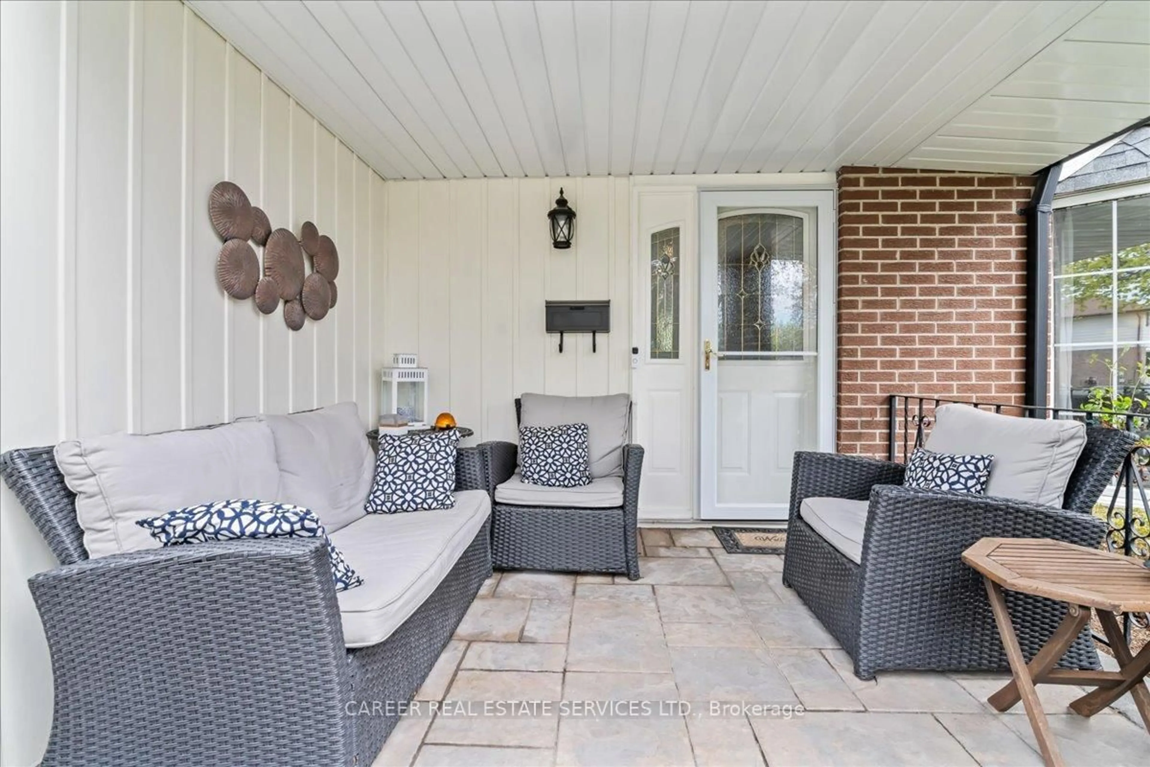 Patio, street for 400 Lambeth Crt, Oshawa Ontario L1G 6W2