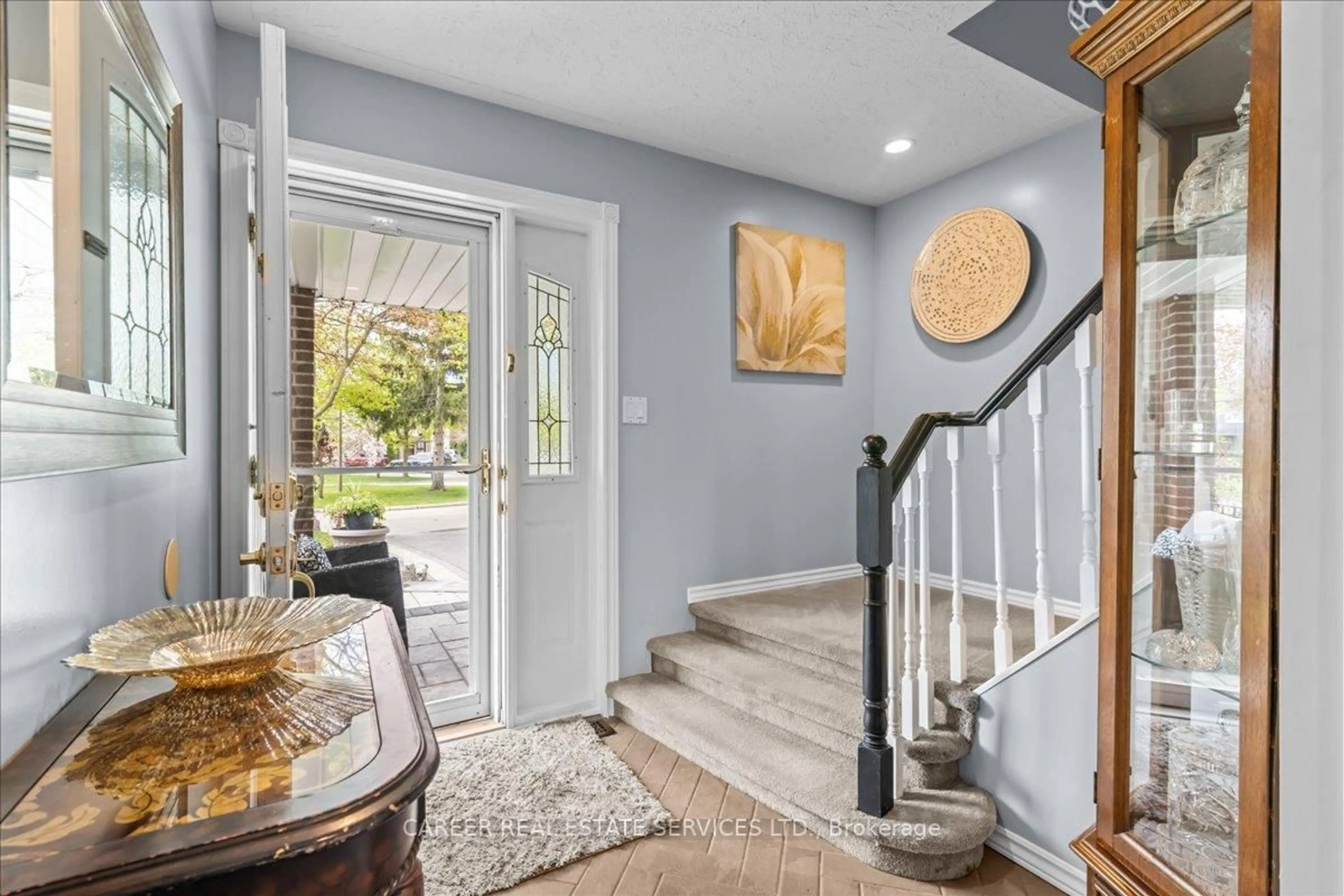 Indoor entryway for 400 Lambeth Crt, Oshawa Ontario L1G 6W2