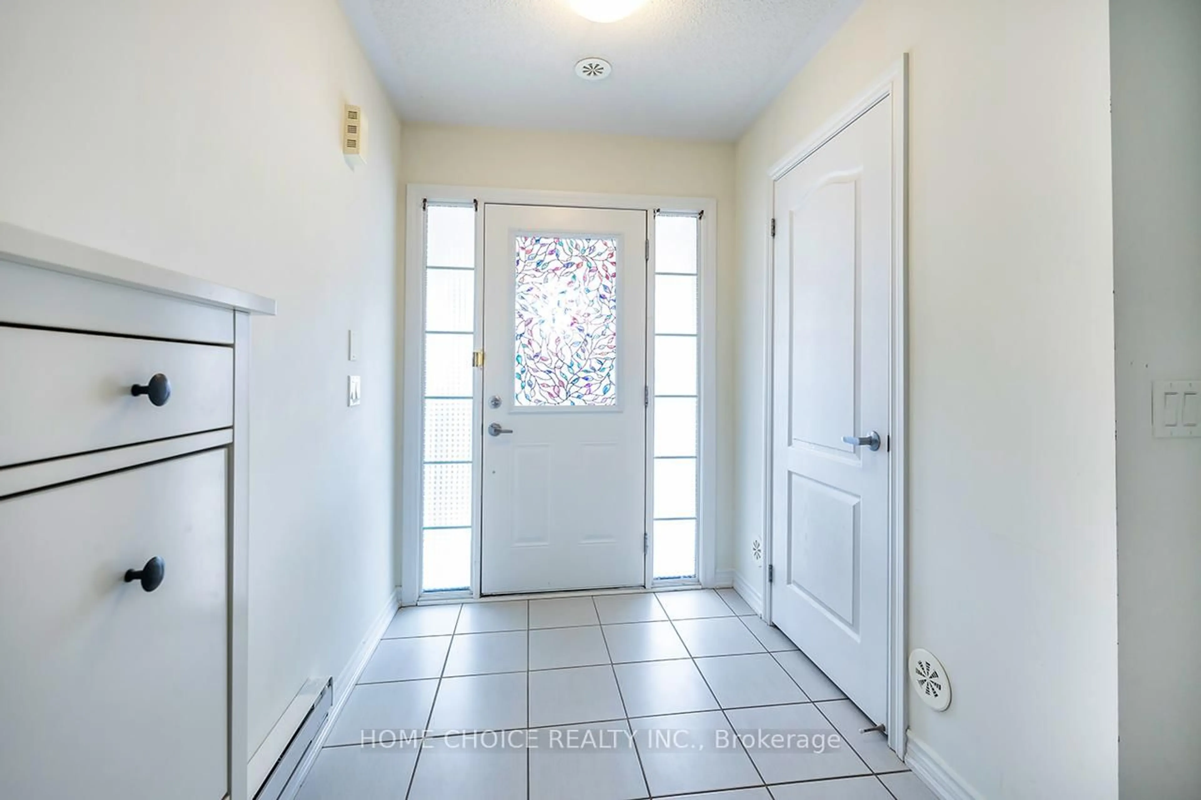 Indoor entryway for 9 Nearco Cres, Oshawa Ontario L1L 0J4