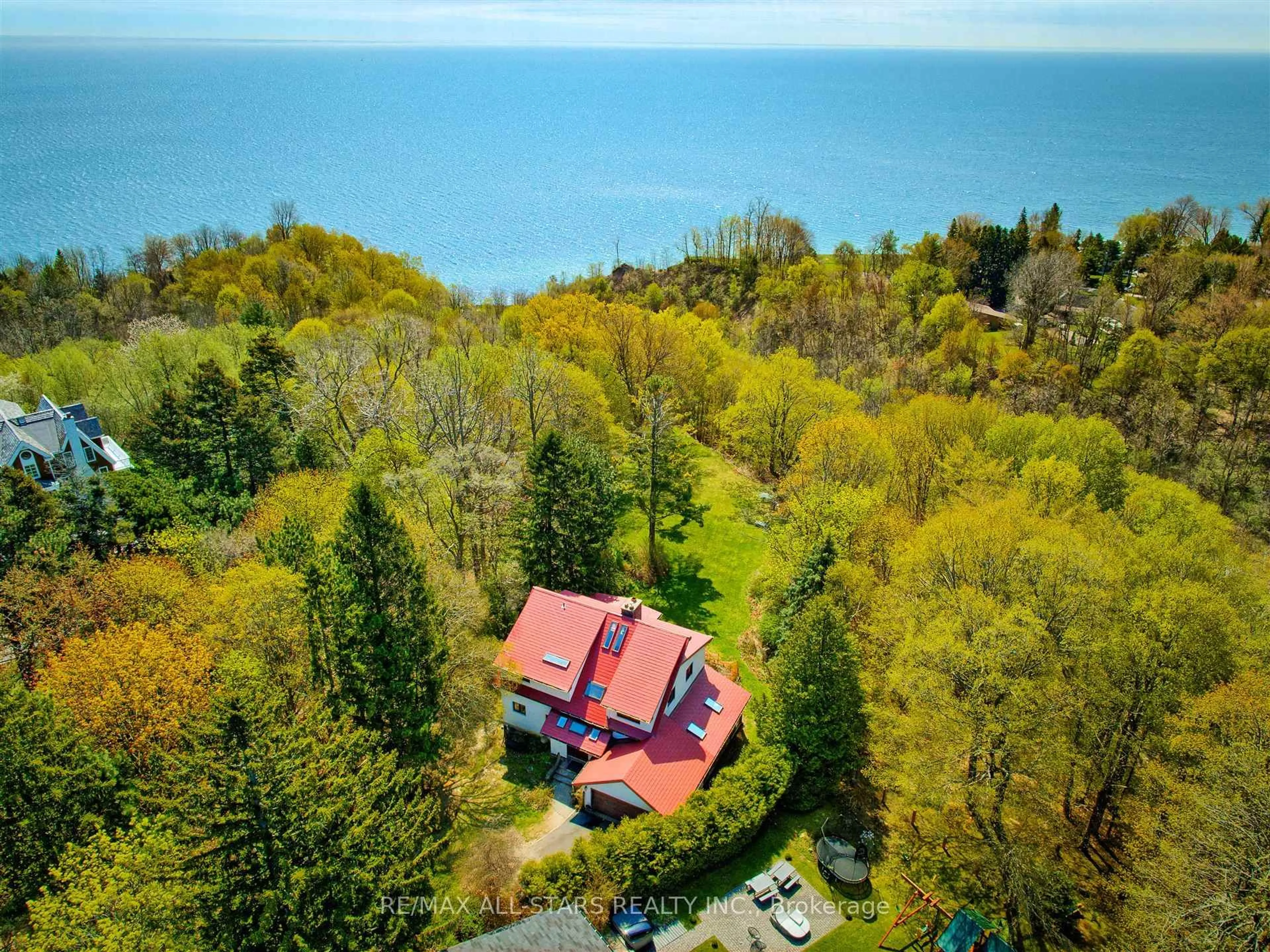 A pic from outside/outdoor area/front of a property/back of a property/a pic from drone, water/lake/river/ocean view for 33 Bellehaven Cres, Toronto Ontario M1M 1H2