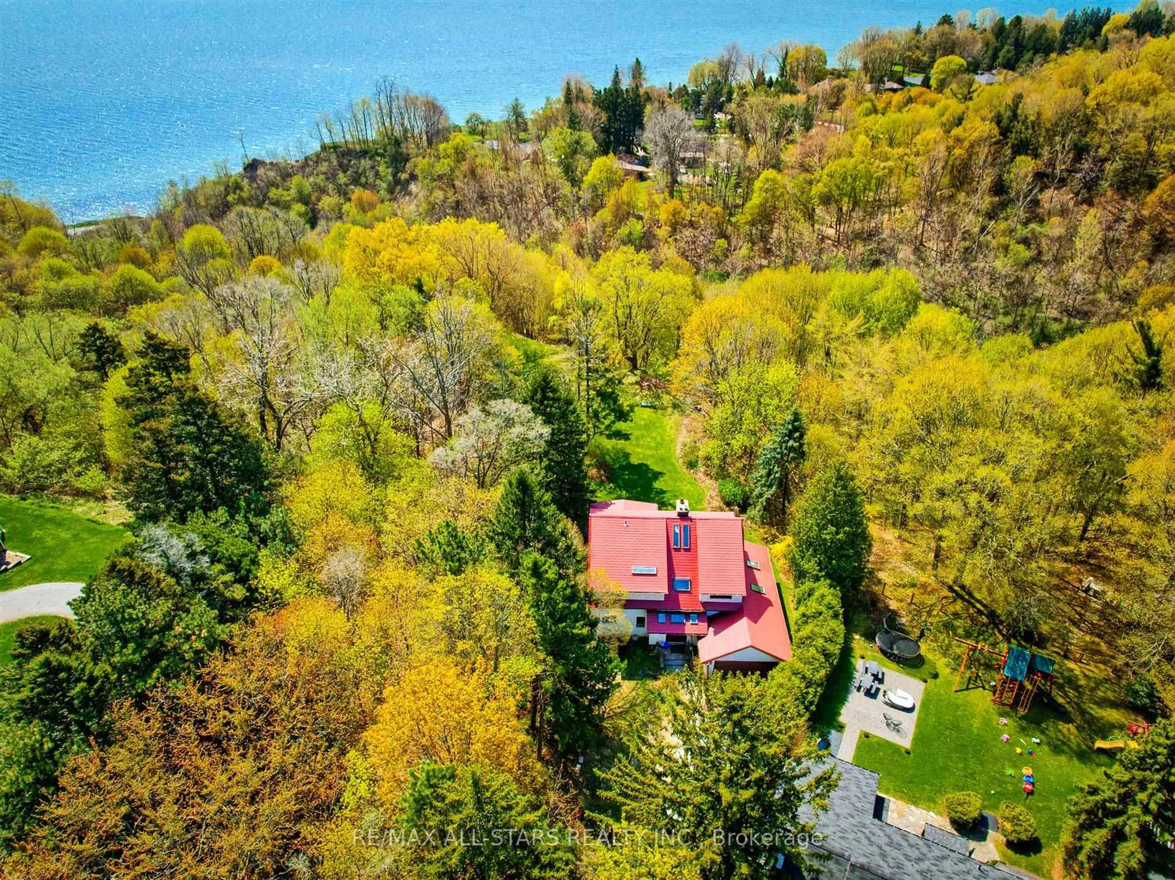 A pic from outside/outdoor area/front of a property/back of a property/a pic from drone, water/lake/river/ocean view for 33 Bellehaven Cres, Toronto Ontario M1M 1H2