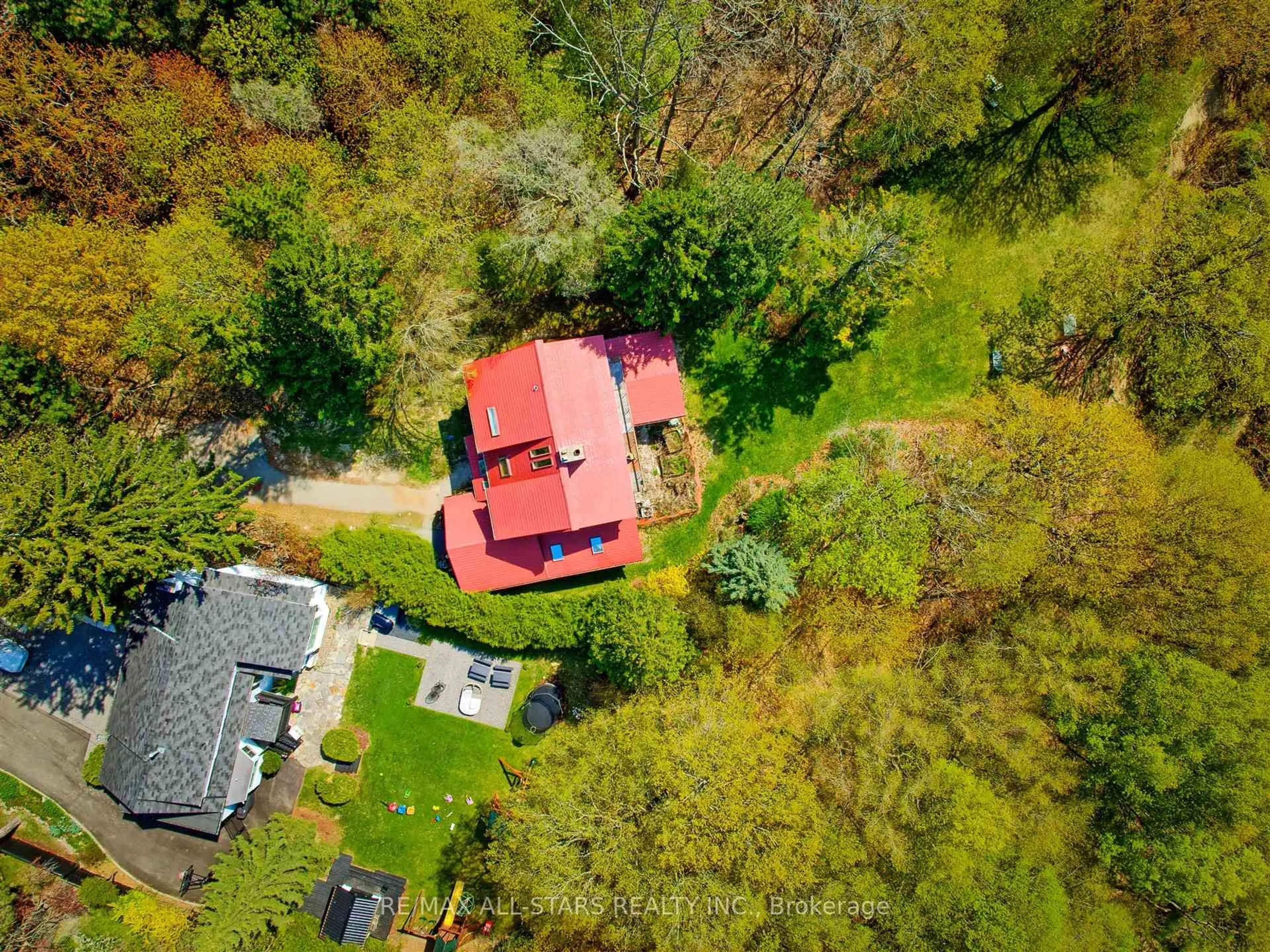 A pic from outside/outdoor area/front of a property/back of a property/a pic from drone, street for 33 Bellehaven Cres, Toronto Ontario M1M 1H2