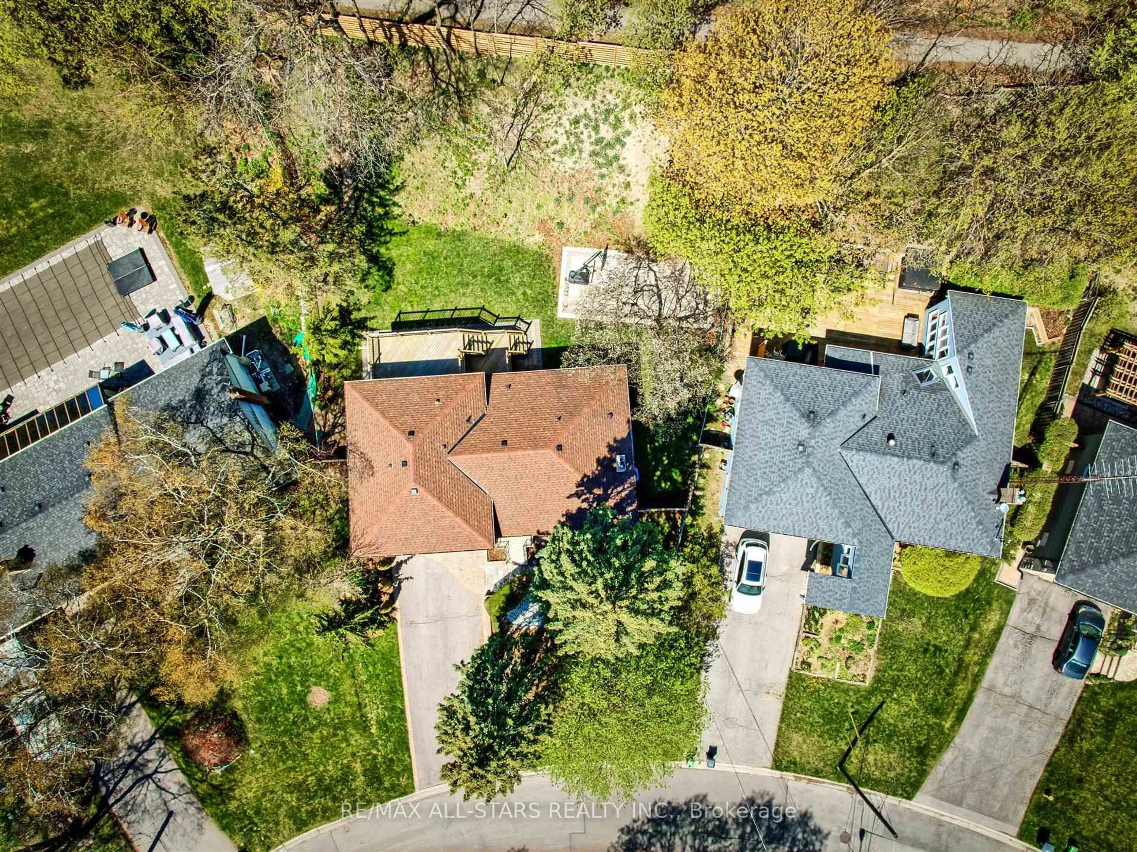 A pic from outside/outdoor area/front of a property/back of a property/a pic from drone, street for 10 Catalina Dr, Toronto Ontario M1M 1K6