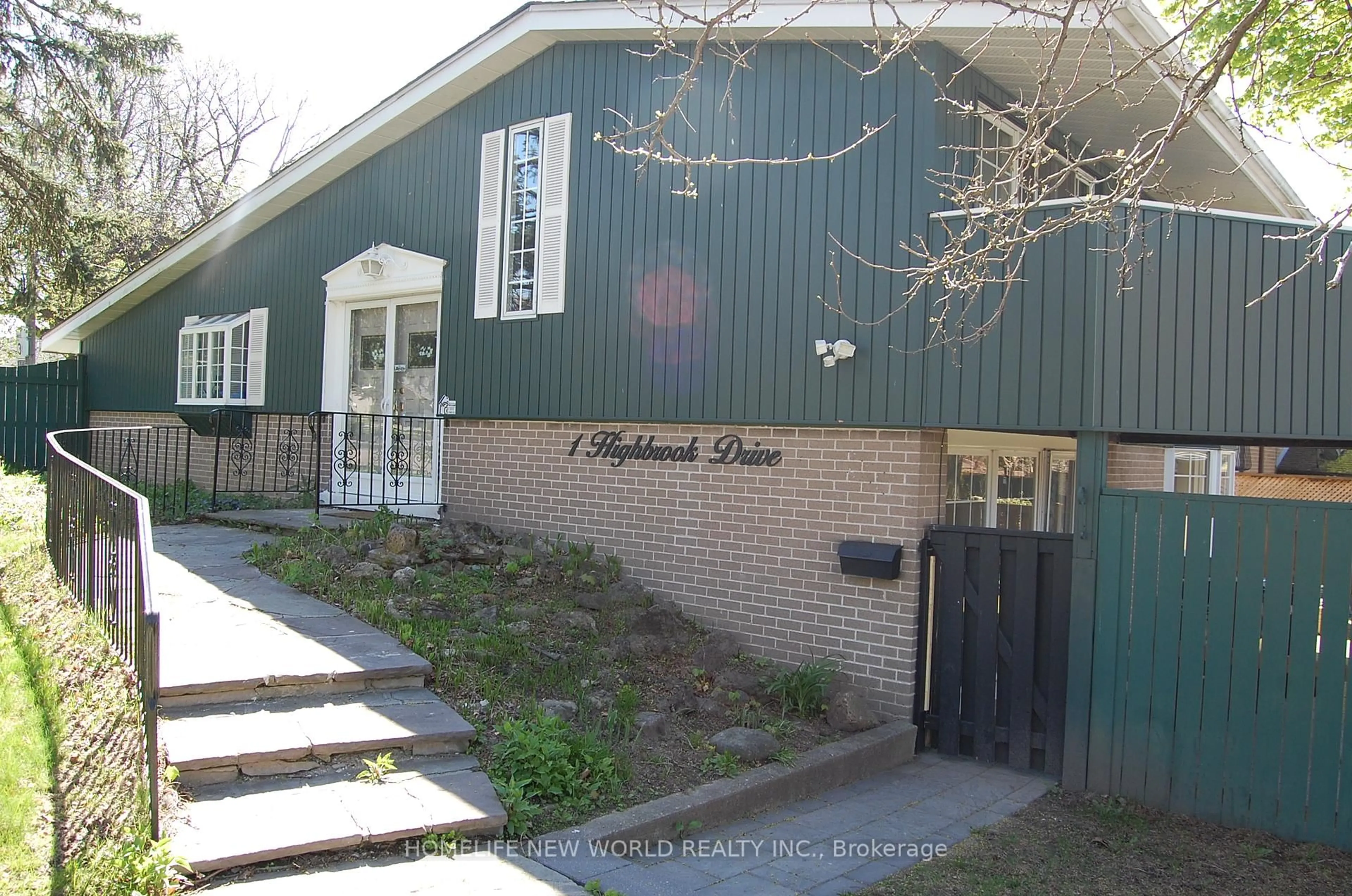 Indoor foyer for 1 Highbrook Dr, Toronto Ontario M1P 3L2