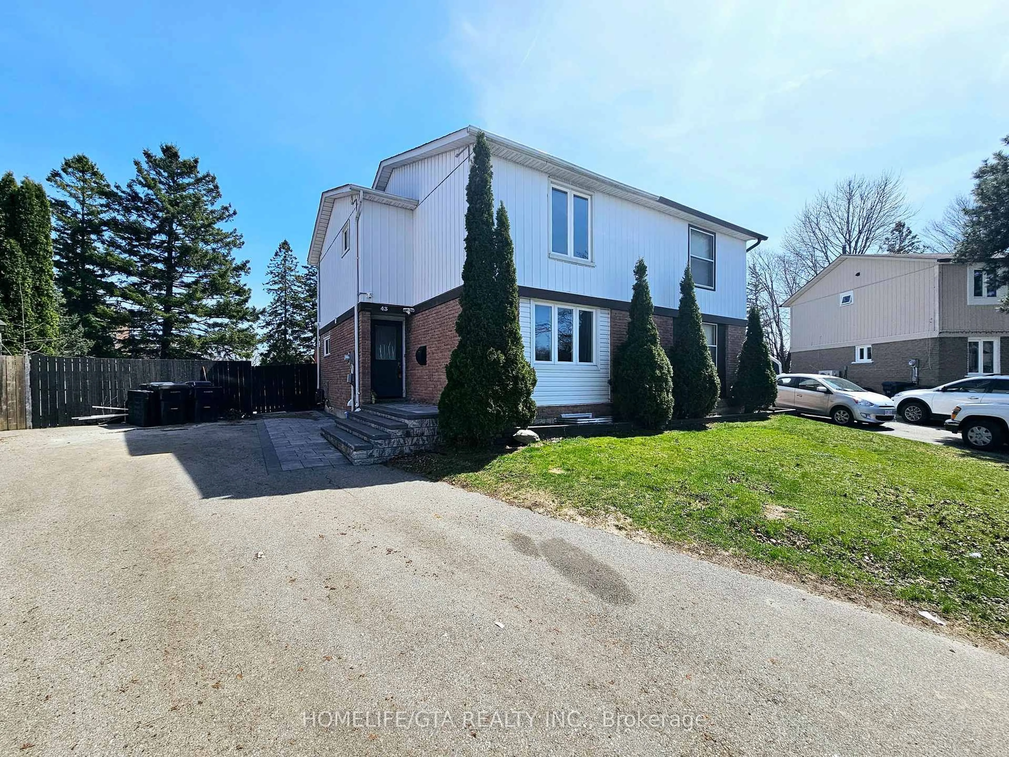 A pic from outside/outdoor area/front of a property/back of a property/a pic from drone, street for 43 Bradstone Sq, Toronto Ontario M1B 1W1
