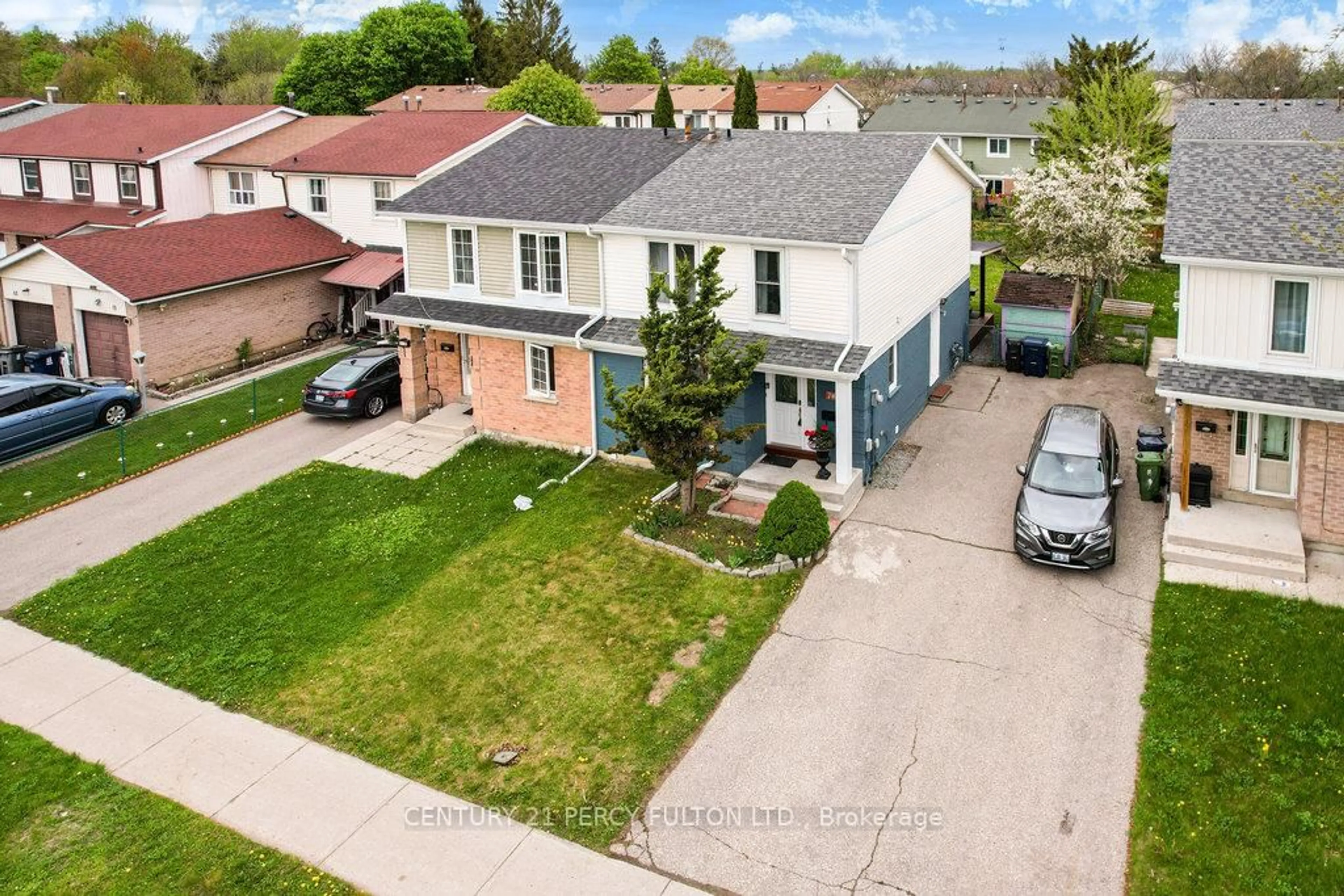 A pic from outside/outdoor area/front of a property/back of a property/a pic from drone, street for 74 Dunthorne Crt, Toronto Ontario M1B 2S9