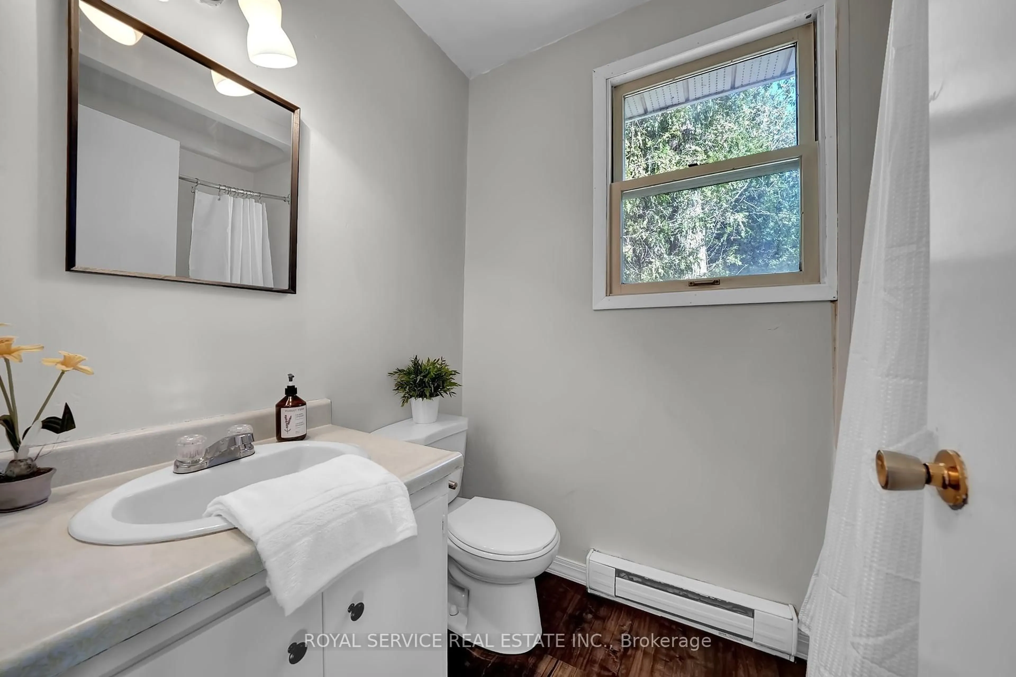 Standard bathroom, ceramic/tile floor for 1287 Morgans Rd, Clarington Ontario L1B 1L9