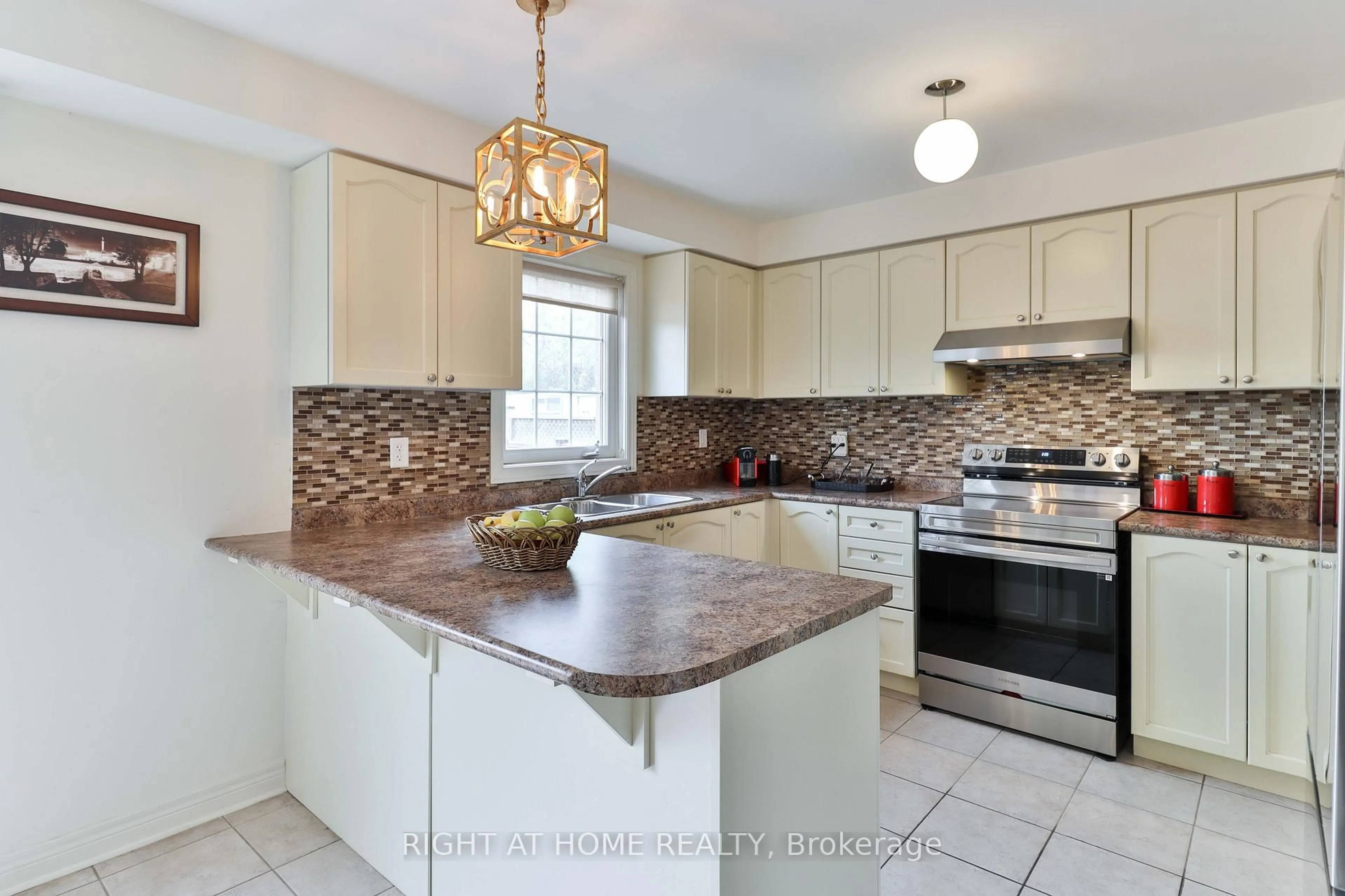 Open concept kitchen, ceramic/tile floor for 72 Jeremiah Lane, Toronto Ontario M1J 0A4
