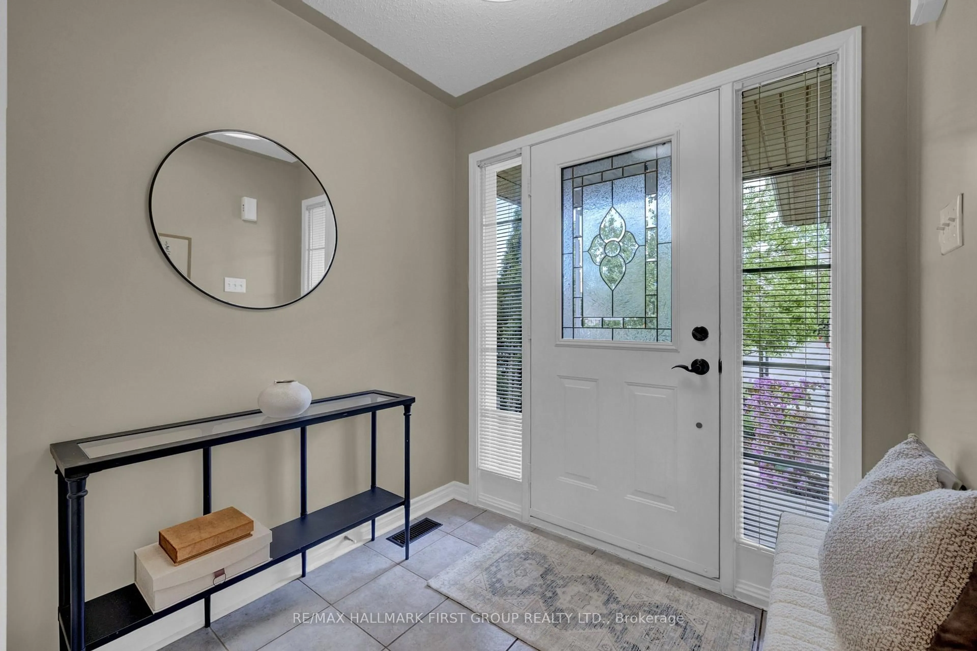 Indoor entryway for 1688 Whitestone Dr, Oshawa Ontario L1K 2K2