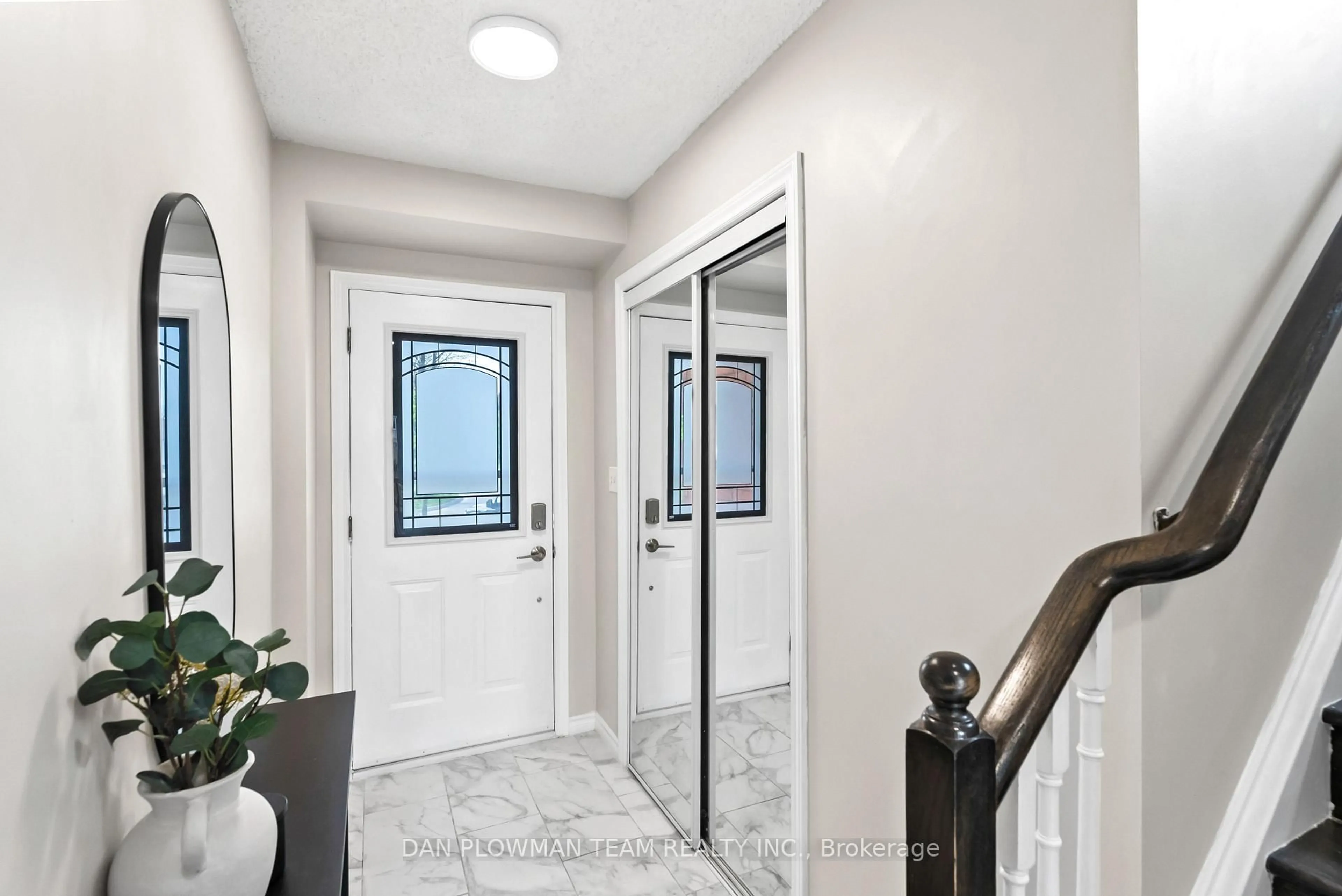 Indoor entryway for 29 Barron Crt, Clarington Ontario L1E 3G2
