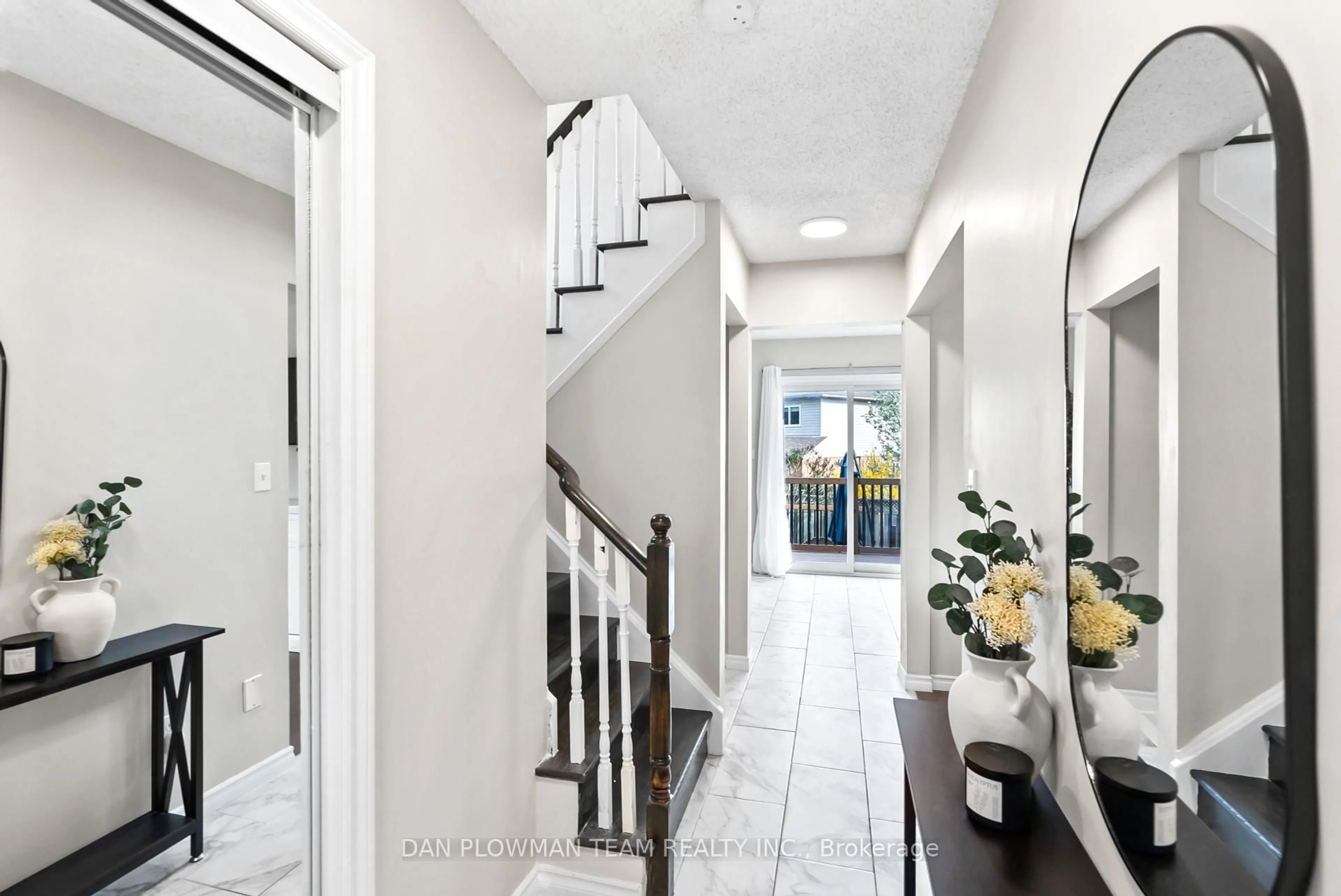 Indoor entryway for 29 Barron Crt, Clarington Ontario L1E 3G2