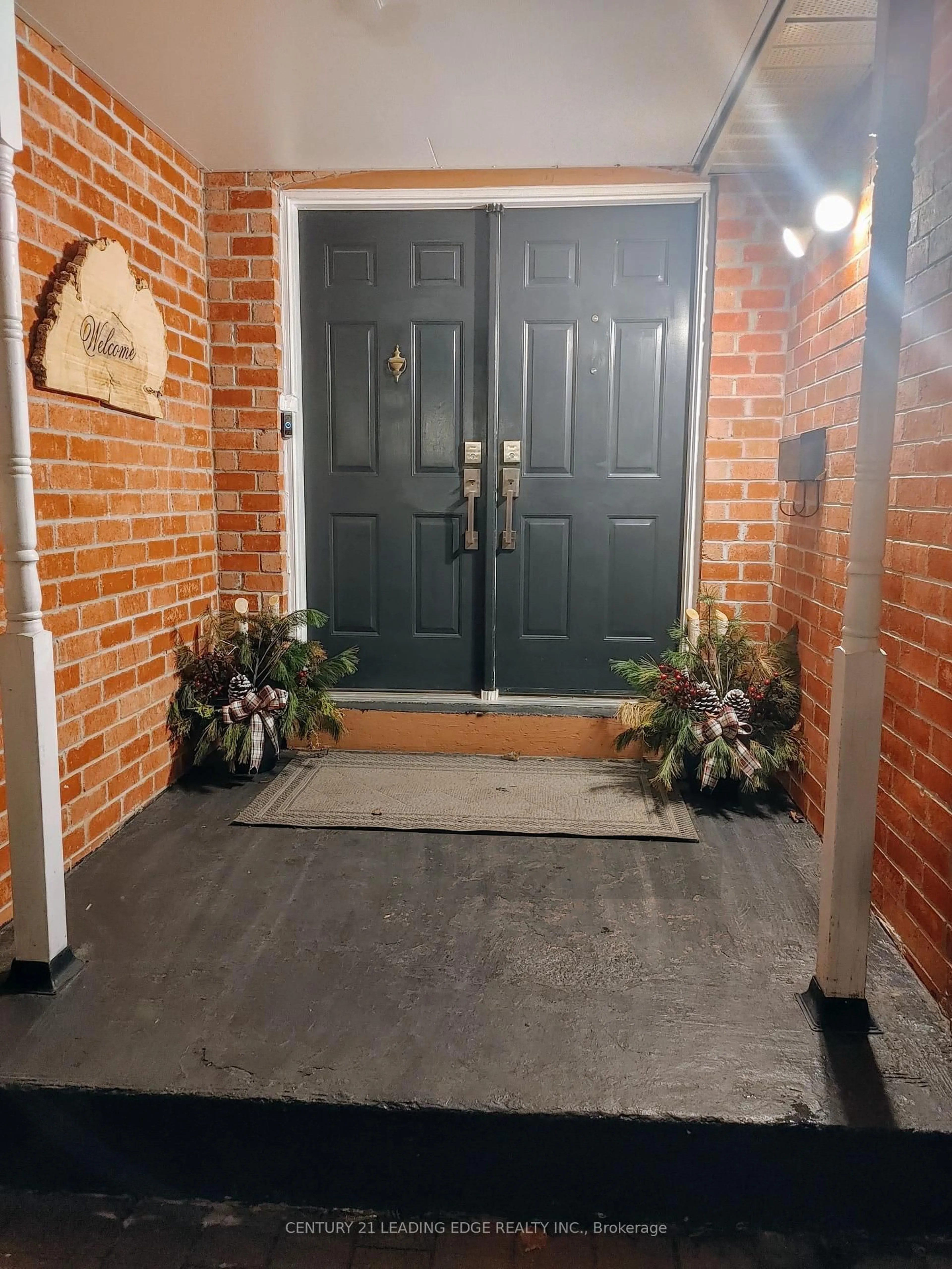 Indoor entryway for 724 Barnes Cres, Oshawa Ontario L1J 8K1