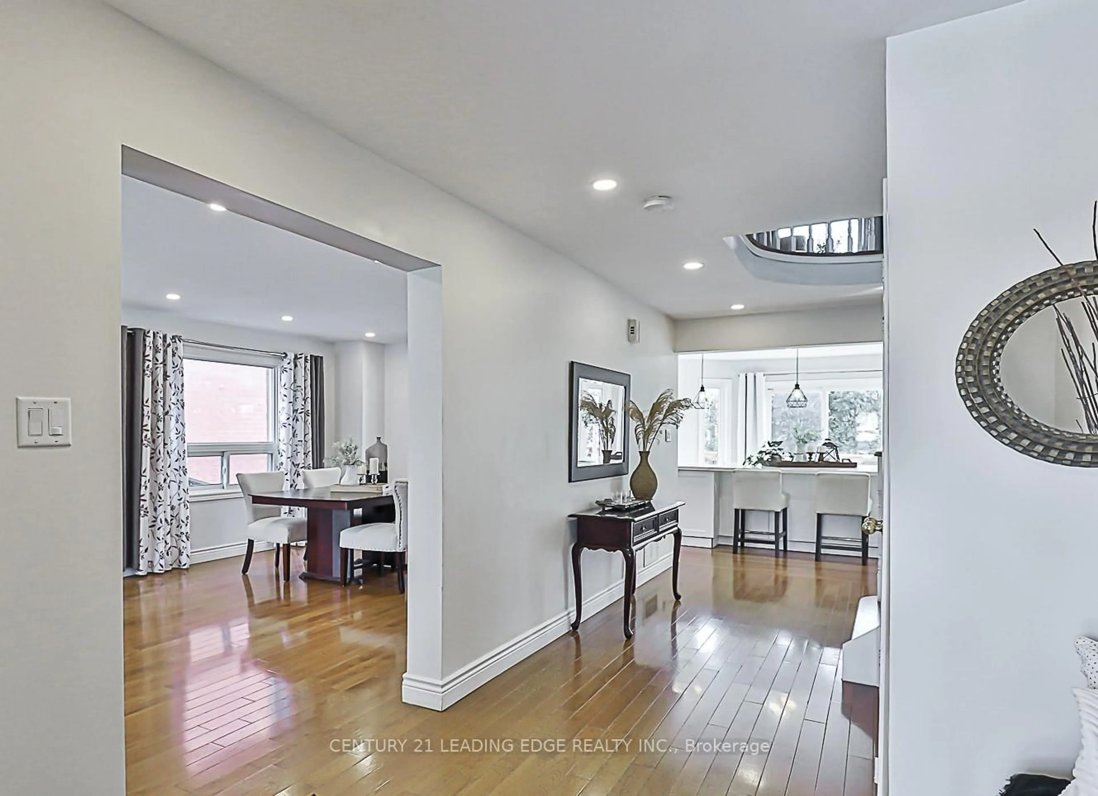Indoor foyer for 724 Barnes Cres, Oshawa Ontario L1J 8K1