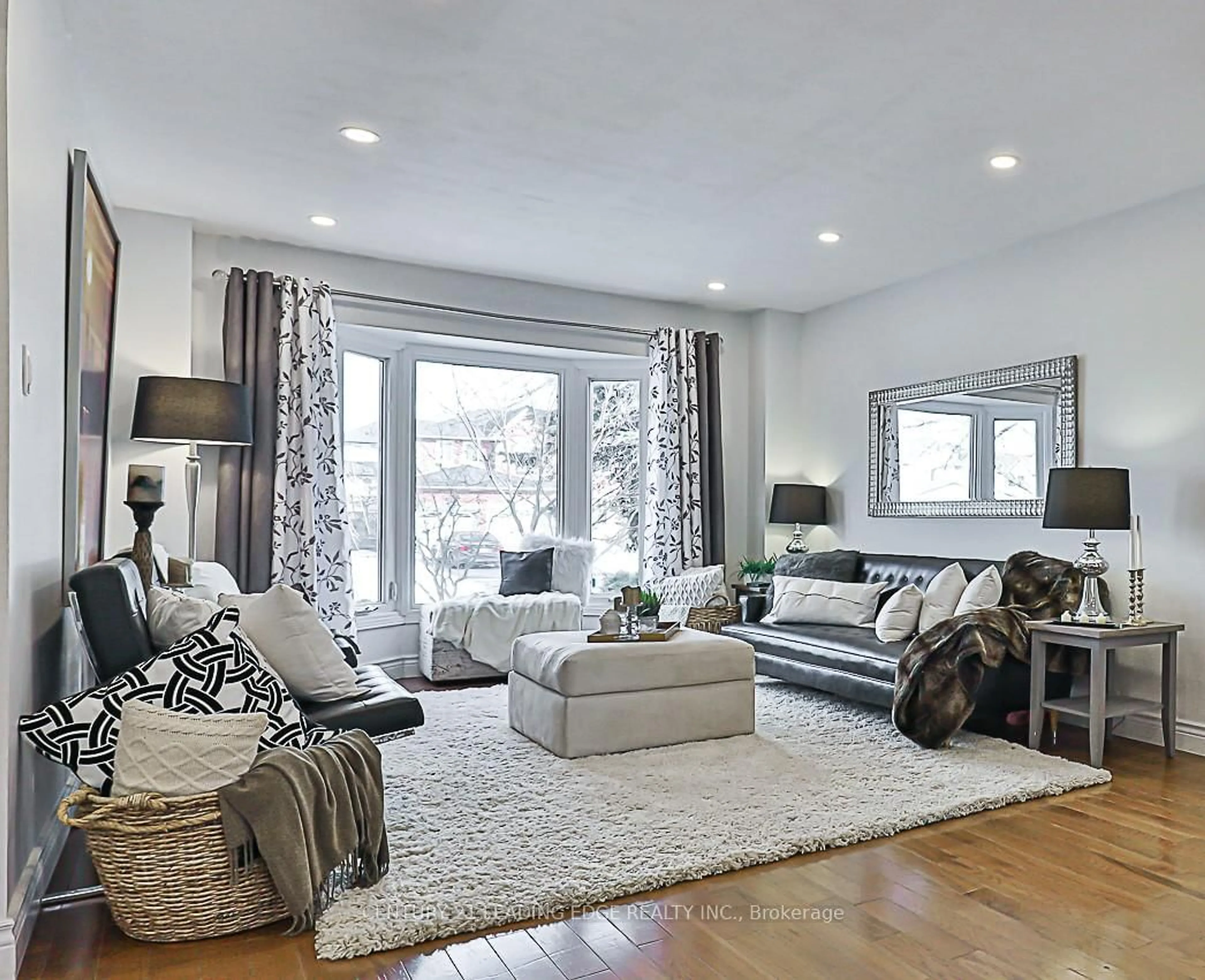 Living room with furniture, unknown for 724 Barnes Cres, Oshawa Ontario L1J 8K1
