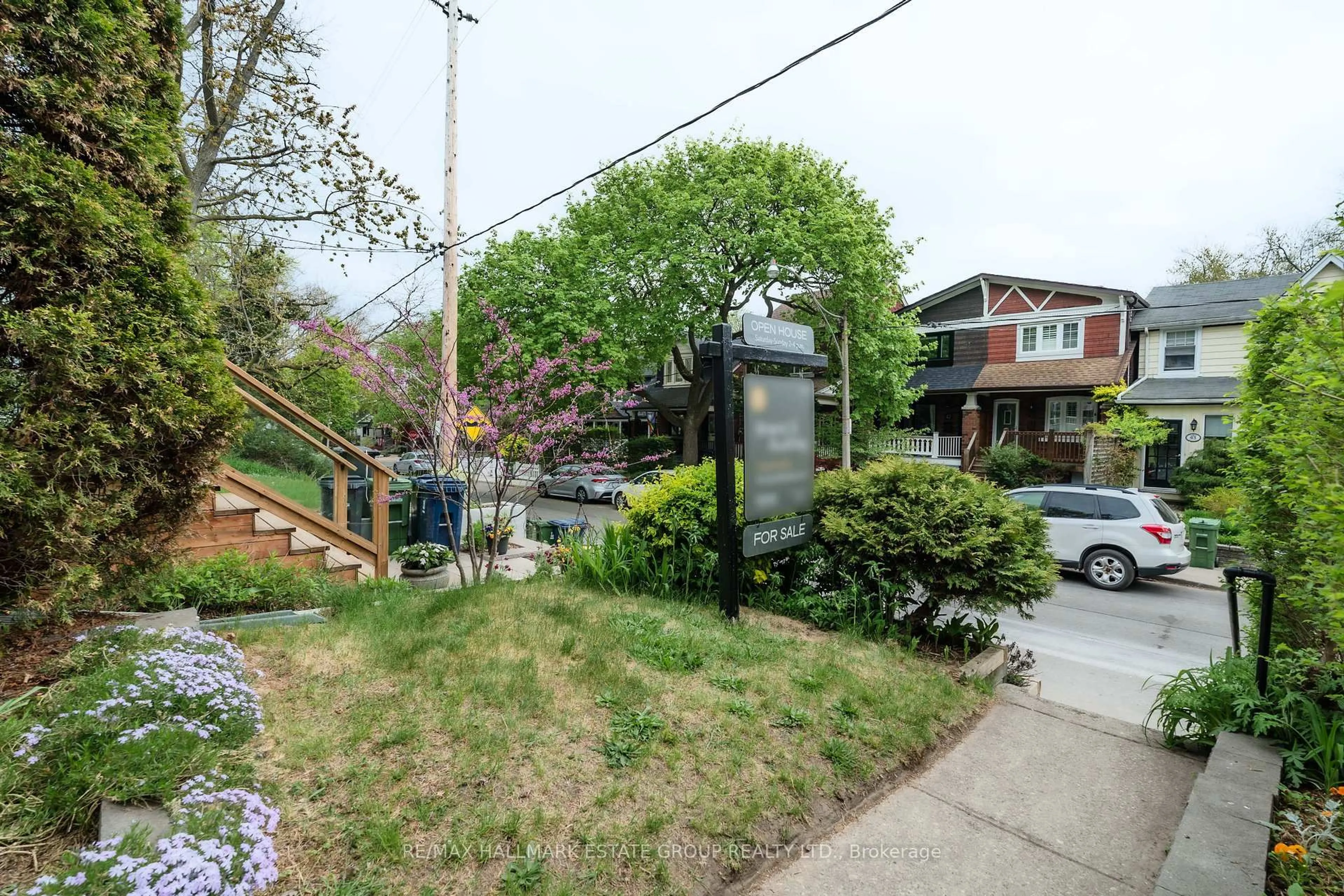 Patio, street for 44 Burgess Ave, Toronto Ontario M4E 1W7