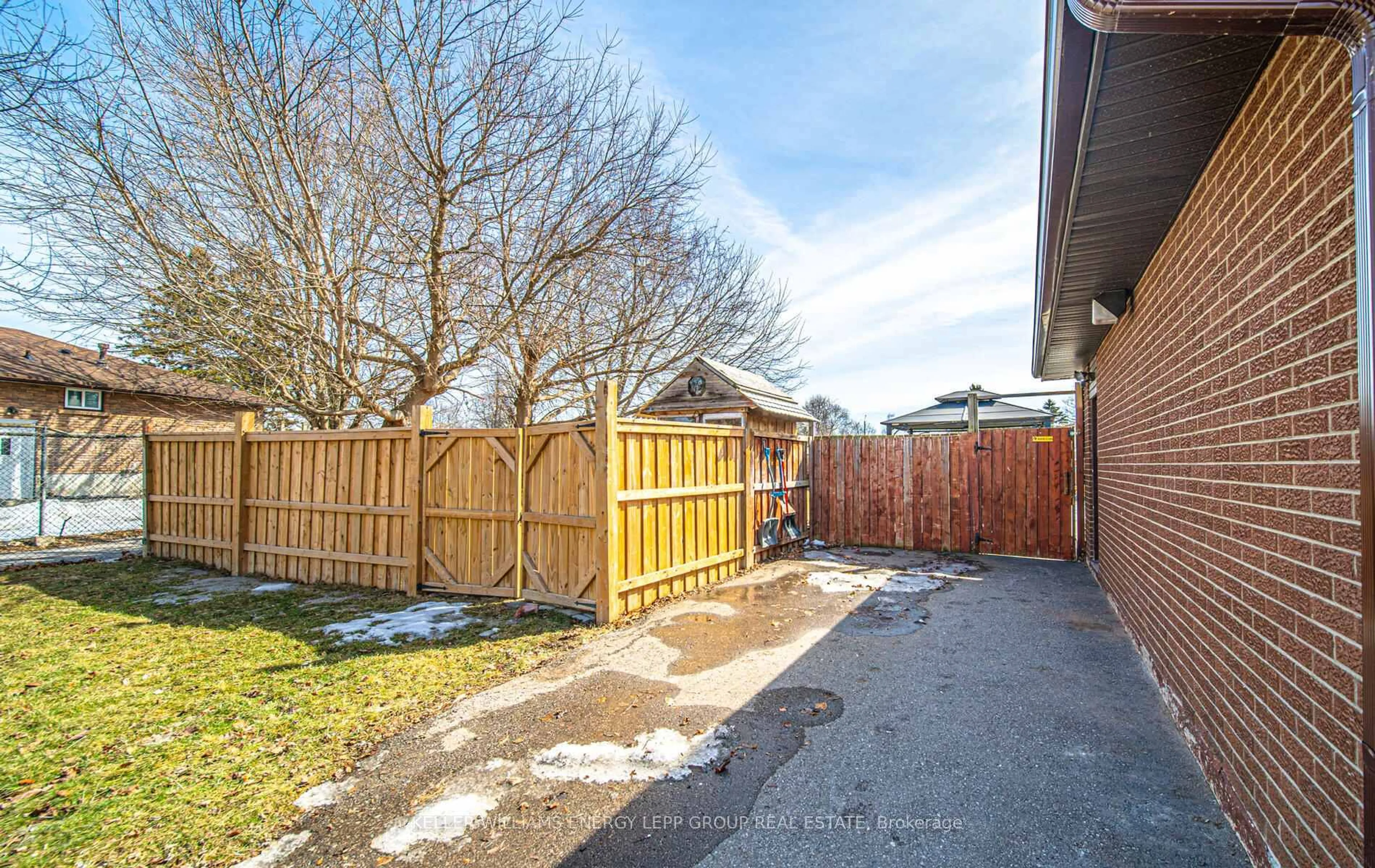 Patio, street for 239 Quetico Ave, Oshawa Ontario L1J 1E9