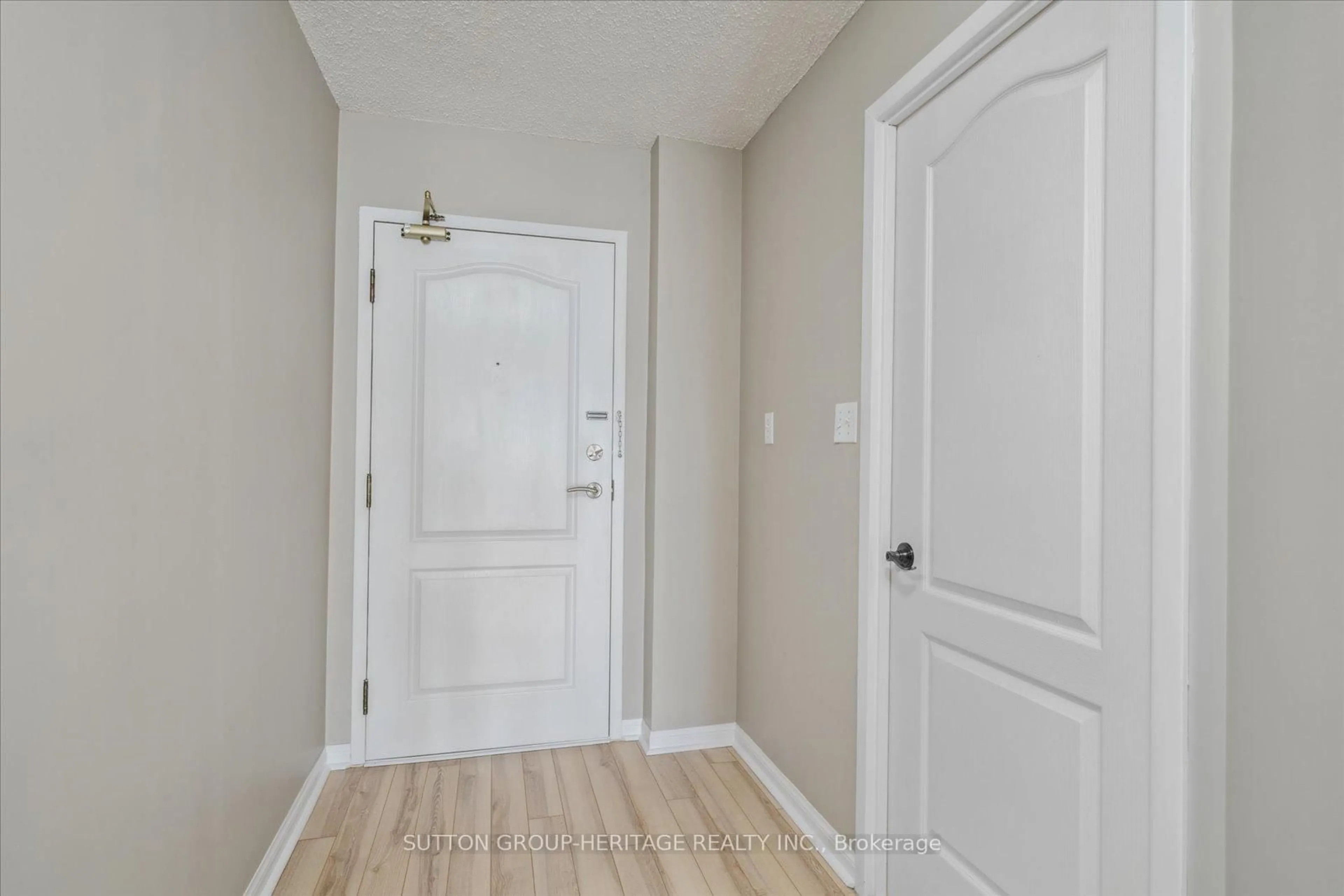 Indoor entryway for 712 Rossland Rd #307, Whitby Ontario L1N 9E8