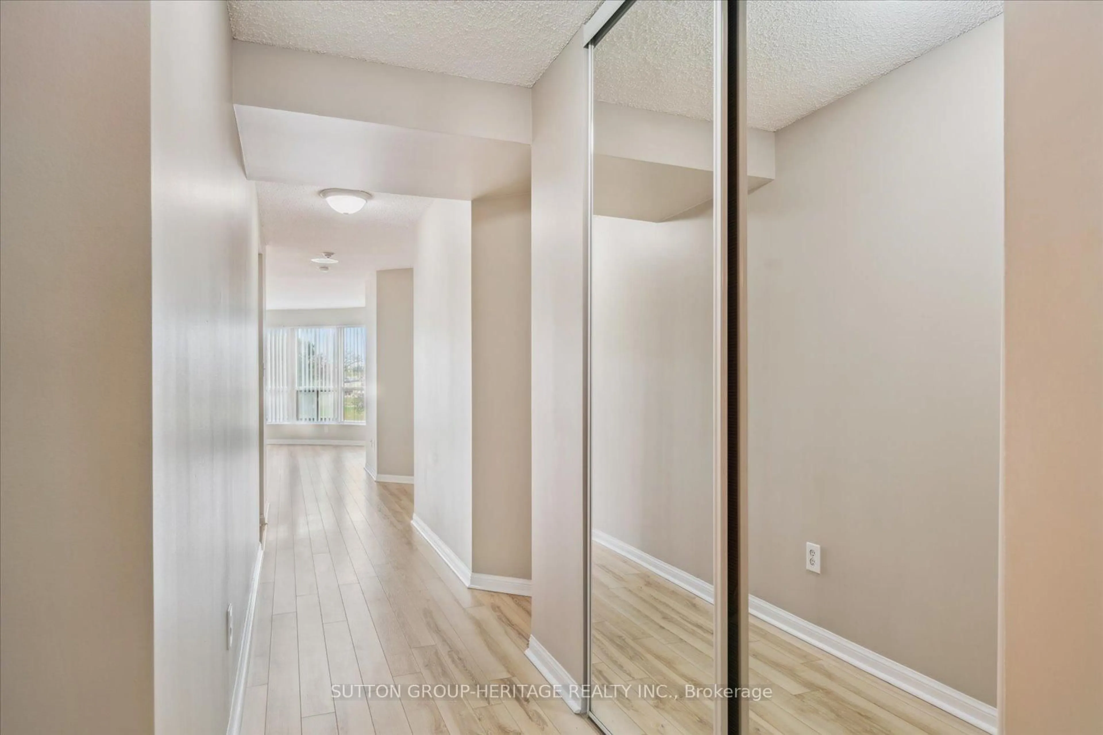 Unknown for 712 Rossland Rd #307, Whitby Ontario L1N 9E8