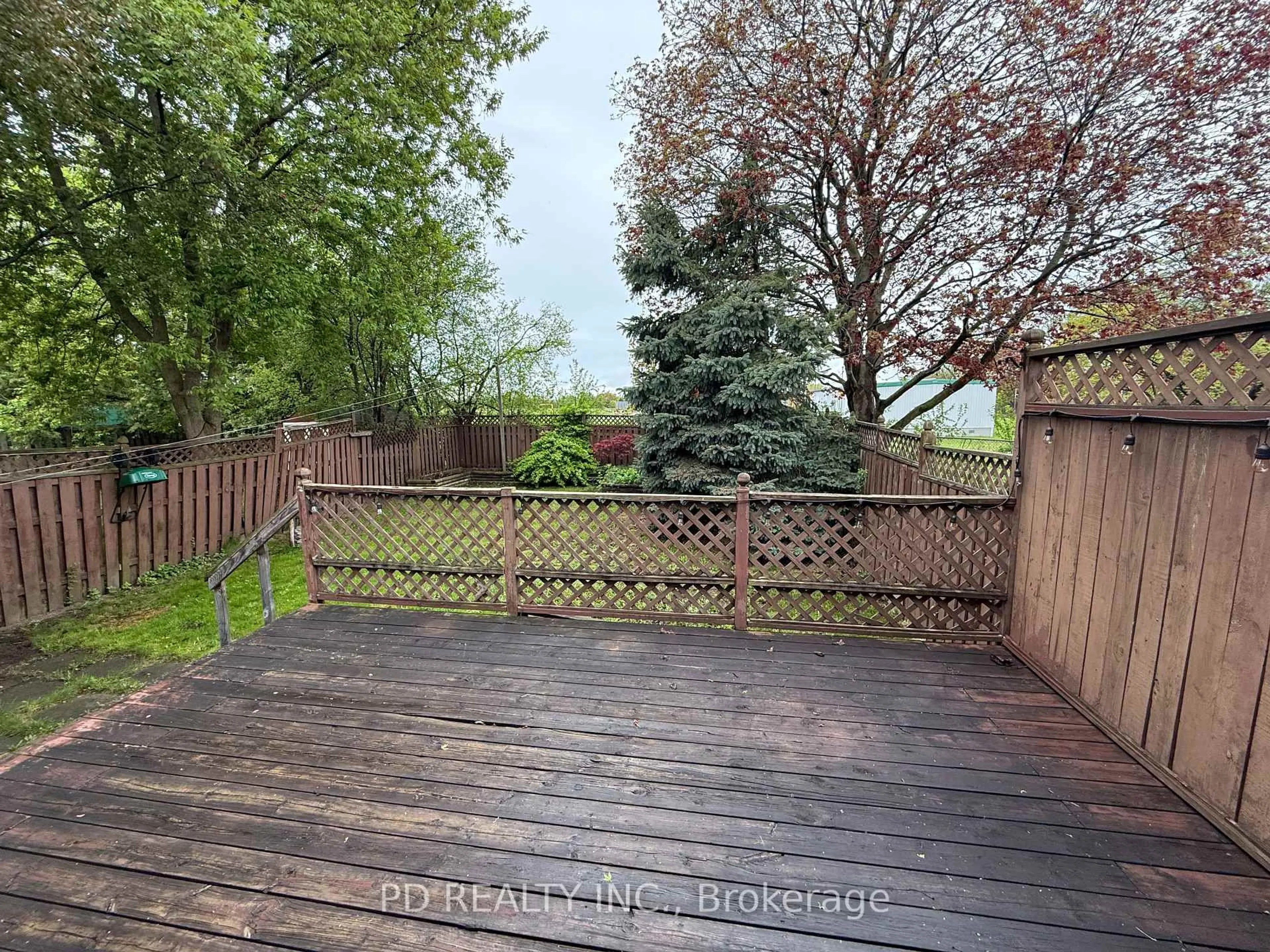 A pic from outside/outdoor area/front of a property/back of a property/a pic from drone, water/lake/river/ocean view for 370 Rosedale Dr, Whitby Ontario L1N 1Z4