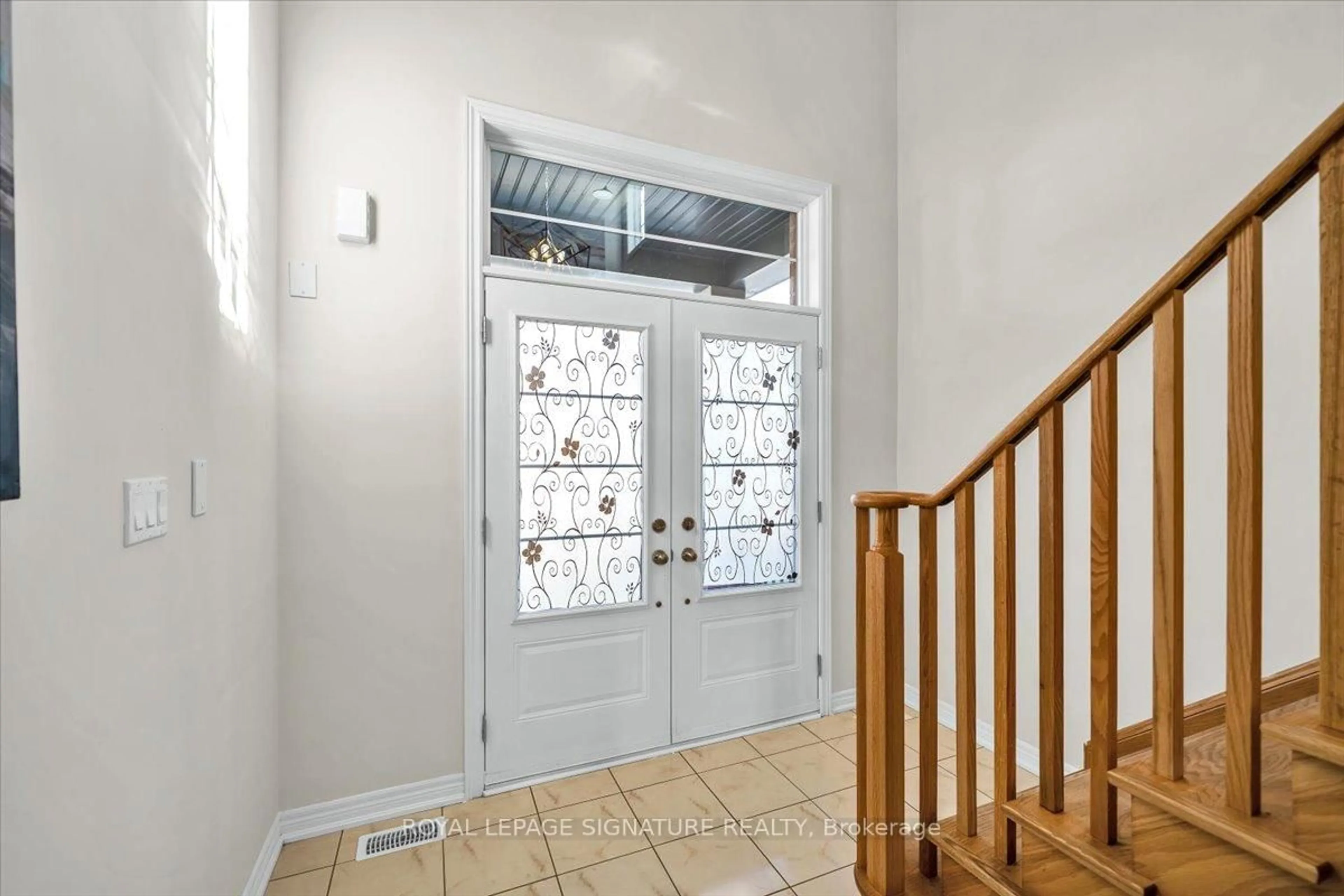 Indoor entryway for 320 Windfield's Farm Dr, Oshawa Ontario L1L 0M3