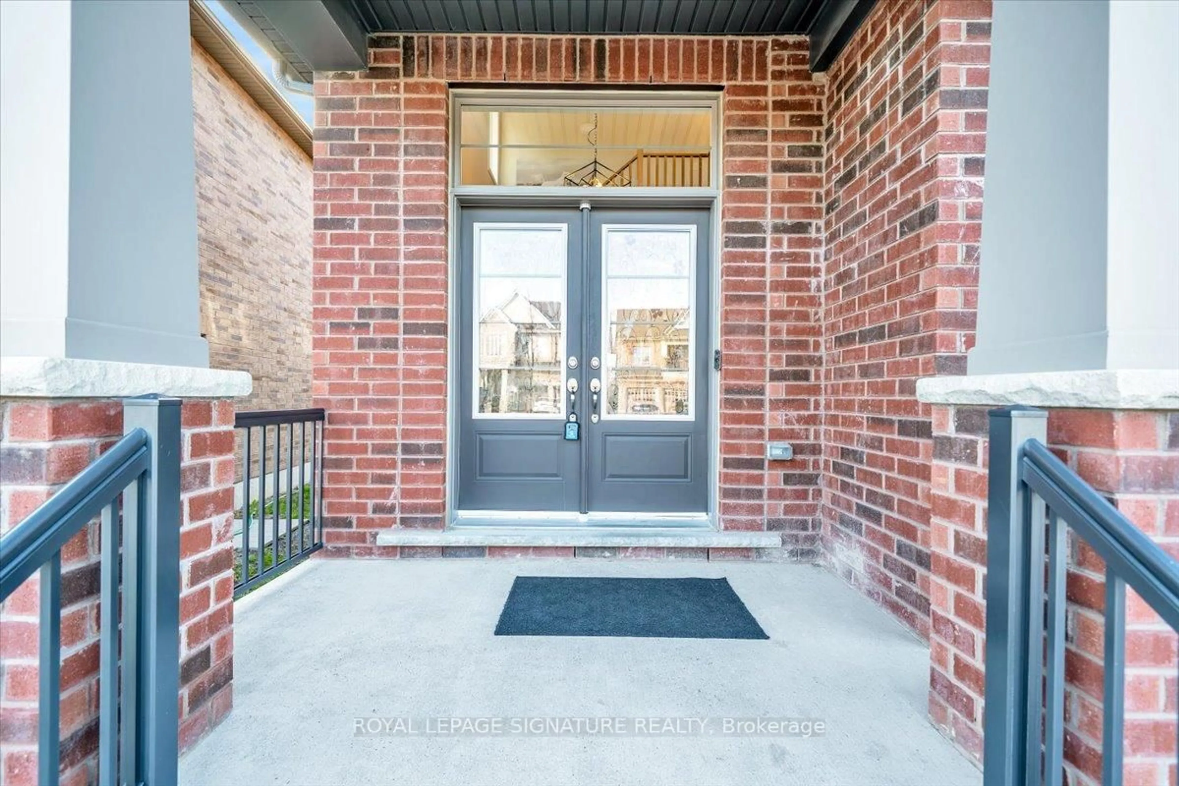 Indoor entryway for 320 Windfield's Farm Dr, Oshawa Ontario L1L 0M3