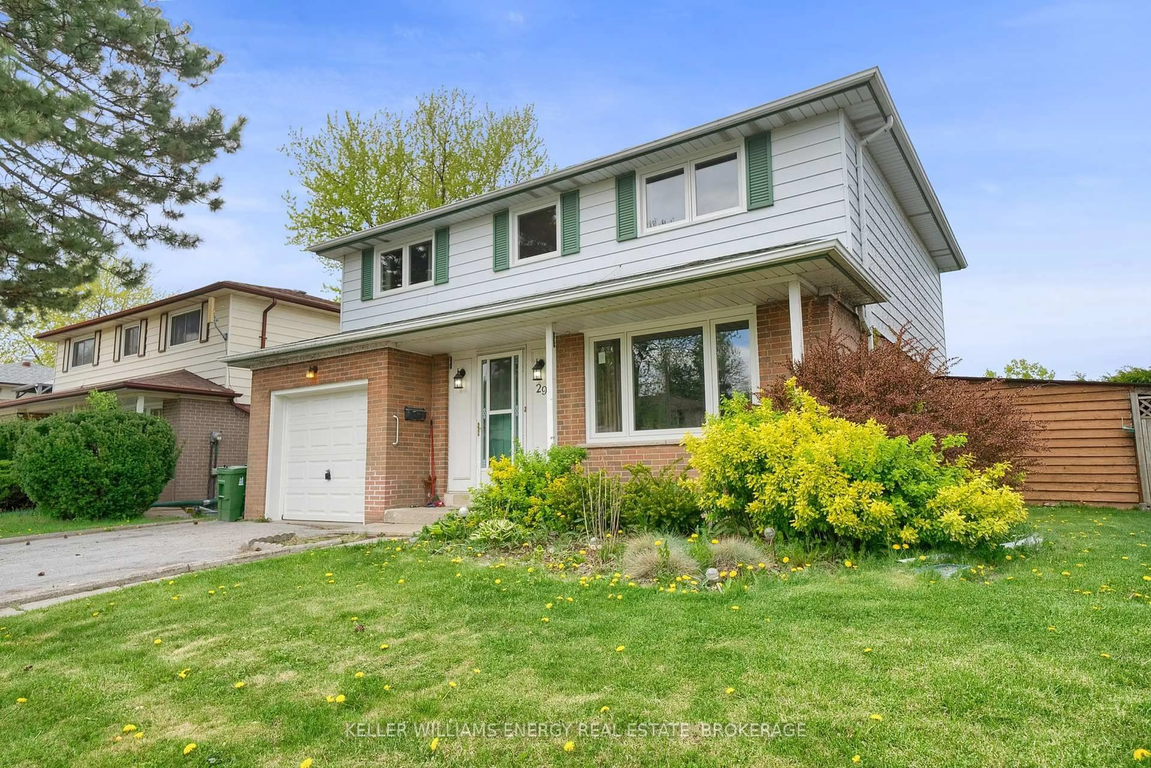 Home with vinyl exterior material, street for 29 Parkington Cres, Toronto Ontario M1H 2T6
