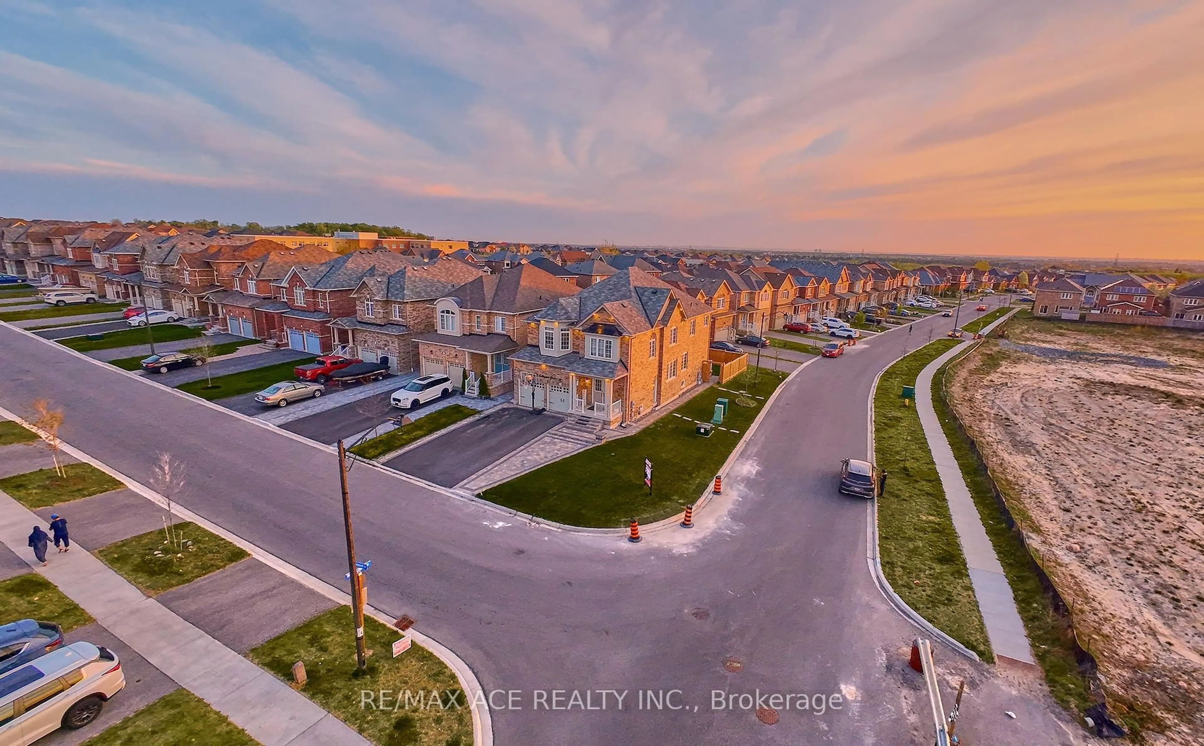 A pic from outside/outdoor area/front of a property/back of a property/a pic from drone, street for 1912 Castlepoint Dr, Oshawa Ontario L1K 0P2