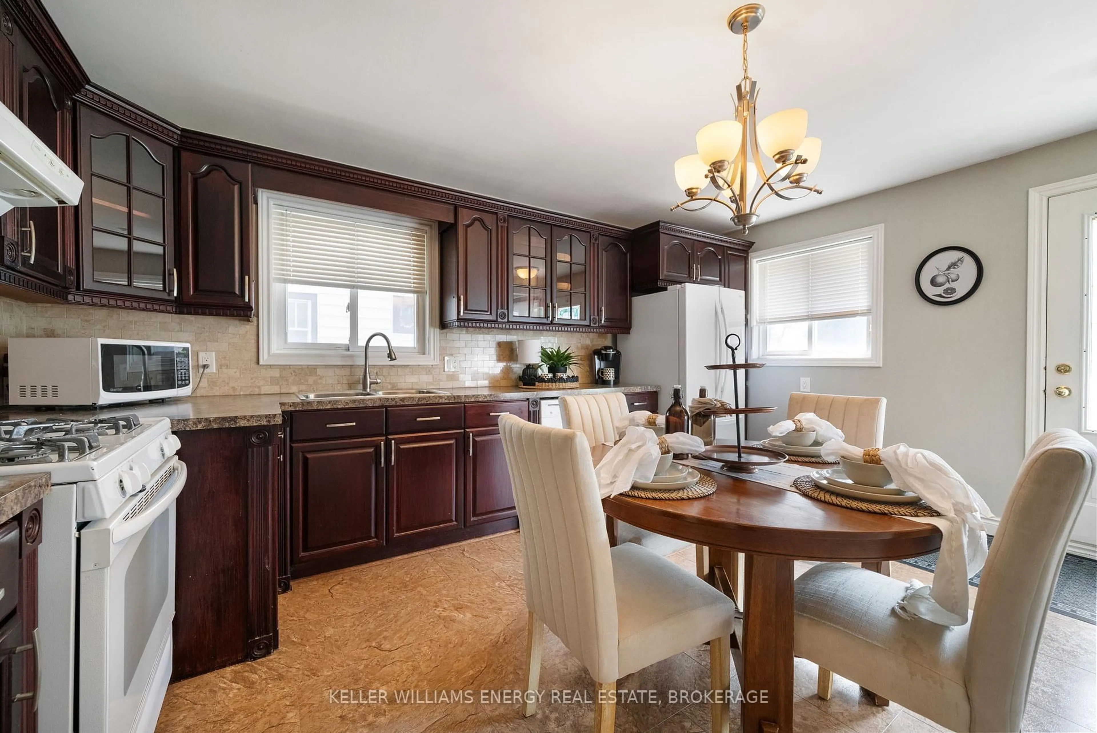 Open concept kitchen, ceramic/tile floor for 121 Harmony Rd, Oshawa Ontario L1H 6T4