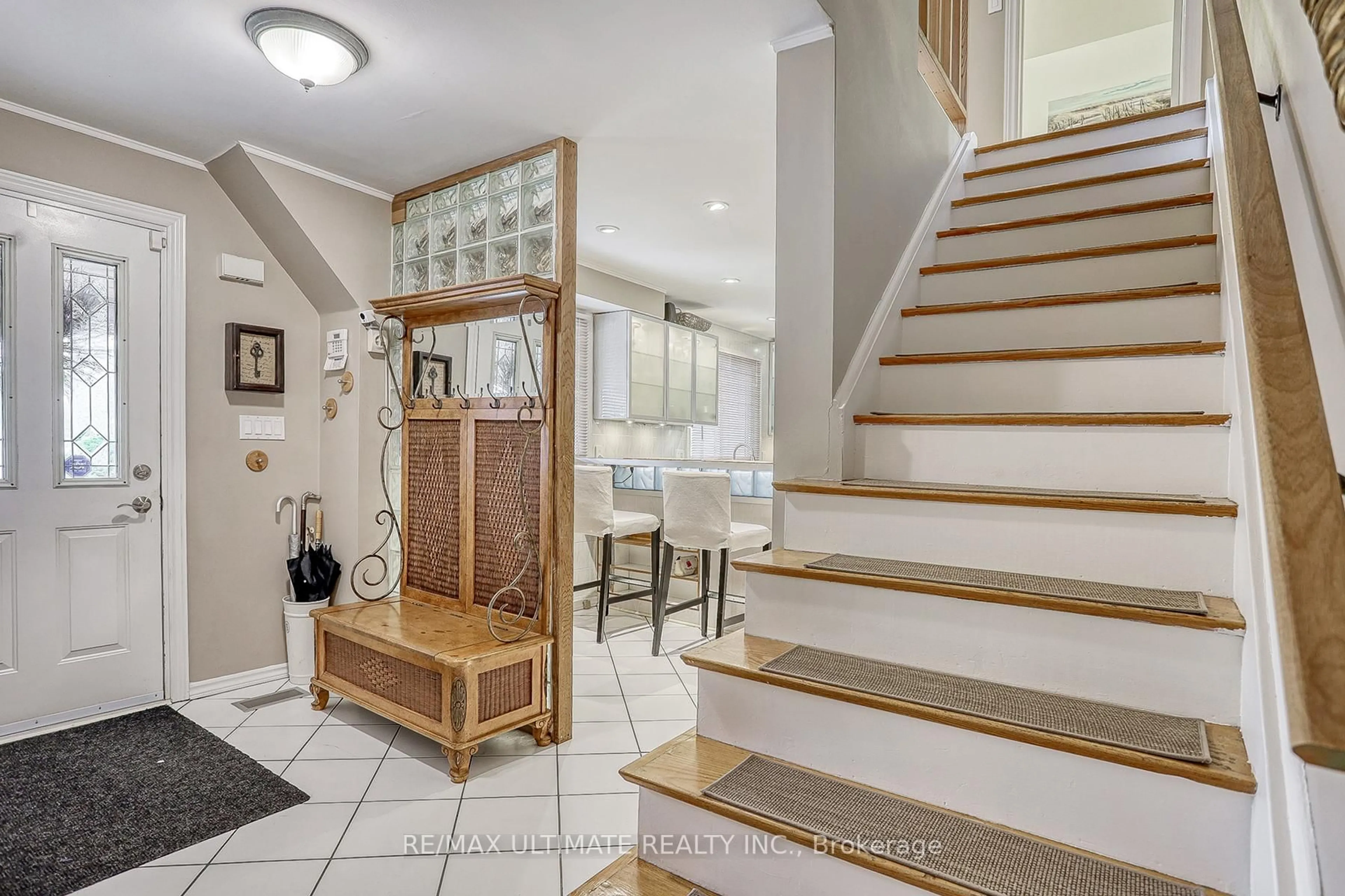 Indoor foyer for 103 Weir Cres, Toronto Ontario M1E 3B2