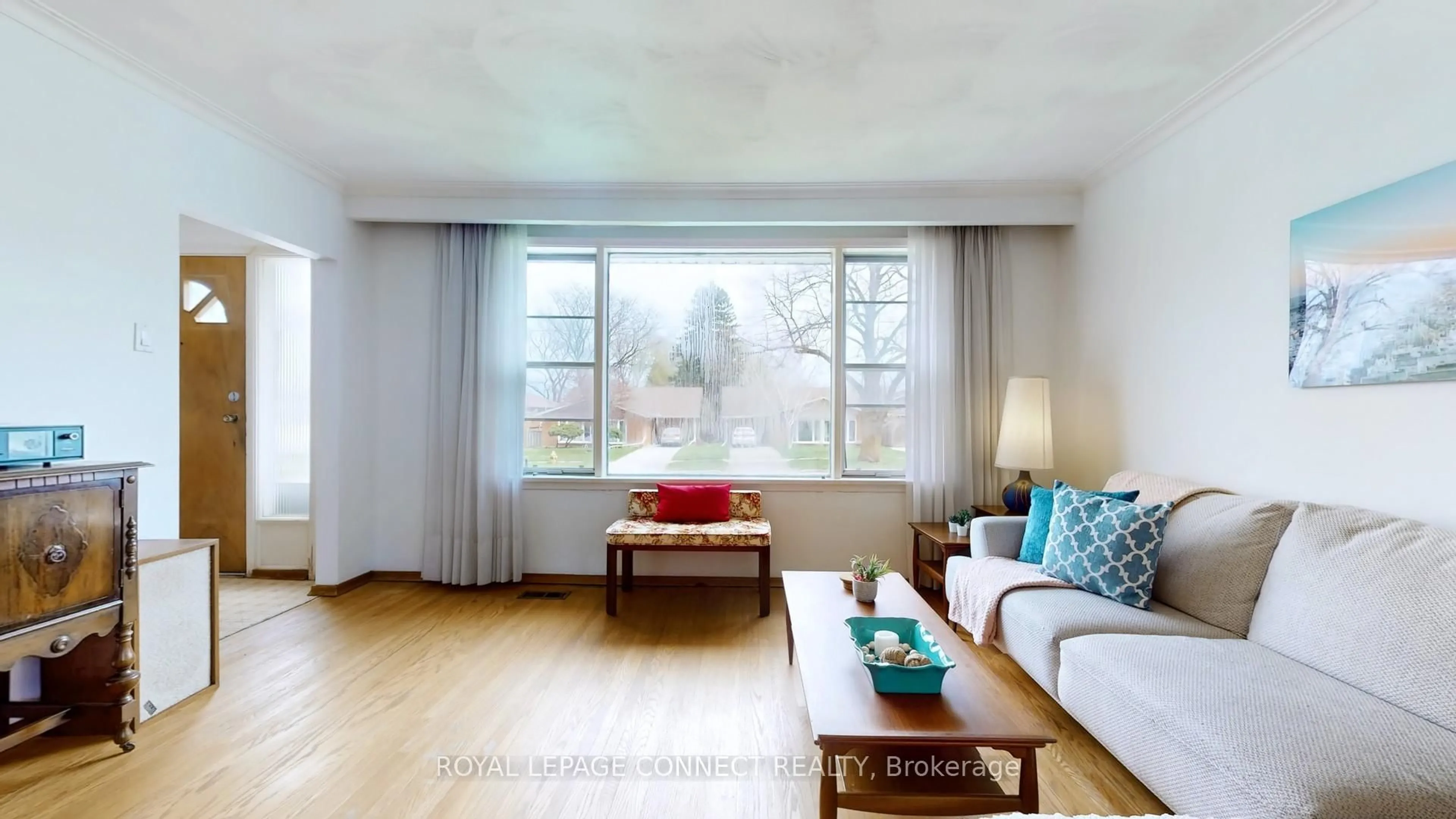 Living room with furniture, wood/laminate floor for 26 Bromton Dr, Toronto Ontario M1P 4B8