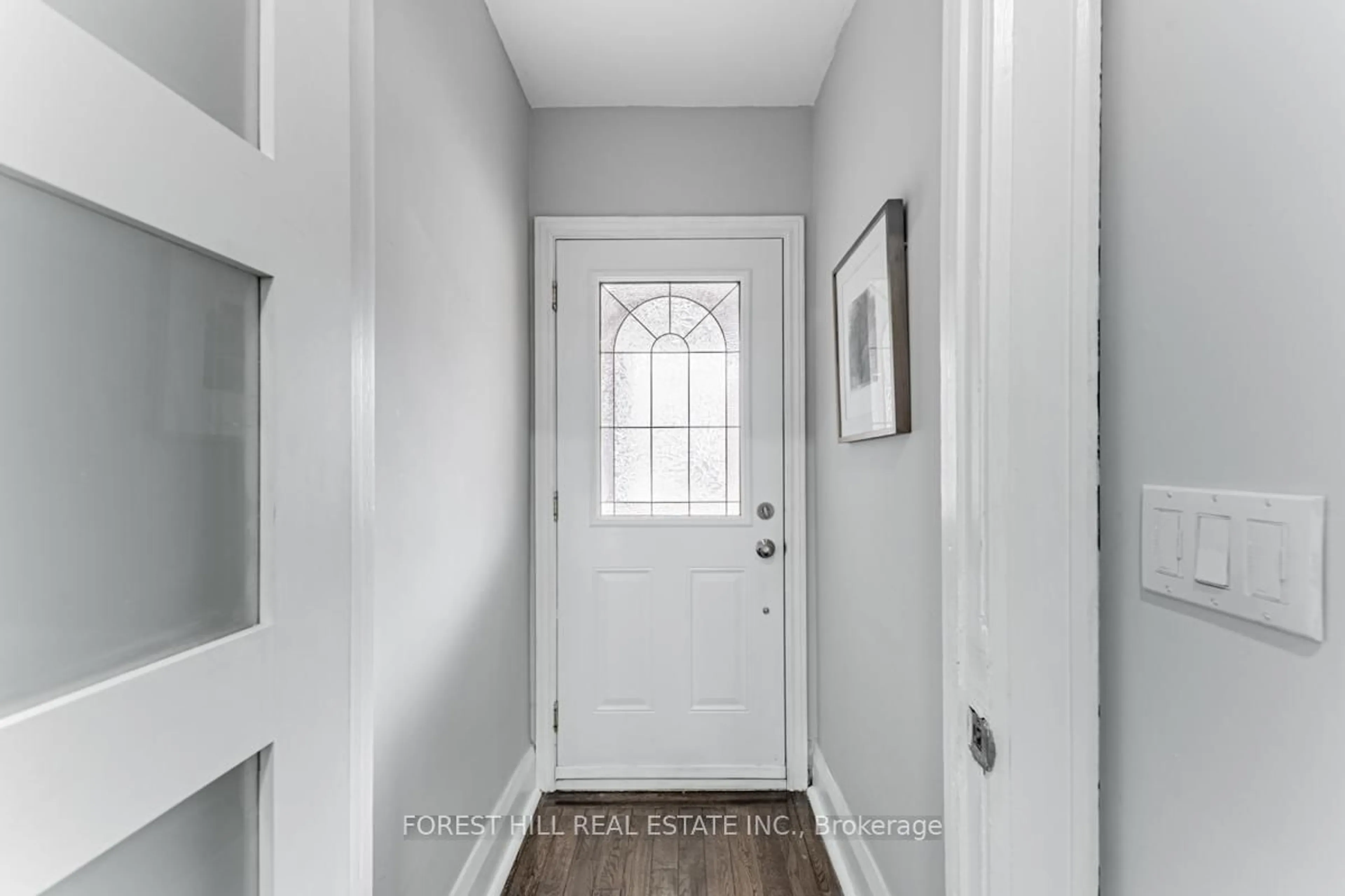 Indoor entryway for 3 Dilworth Cres, Toronto Ontario M4K 1Z5