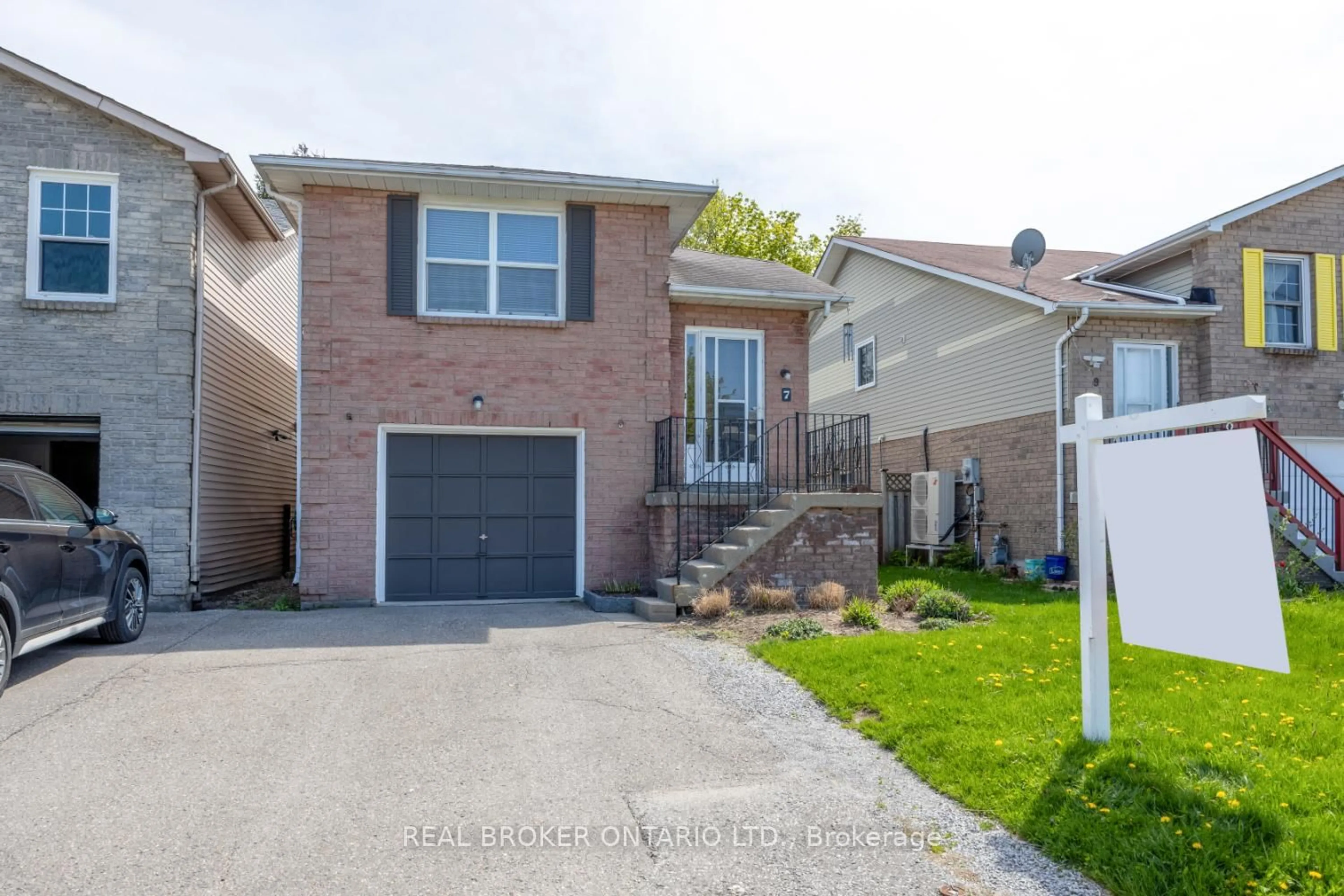 Home with brick exterior material, street for 7 Kingsview Crt, Clarington Ontario L1E 1E7