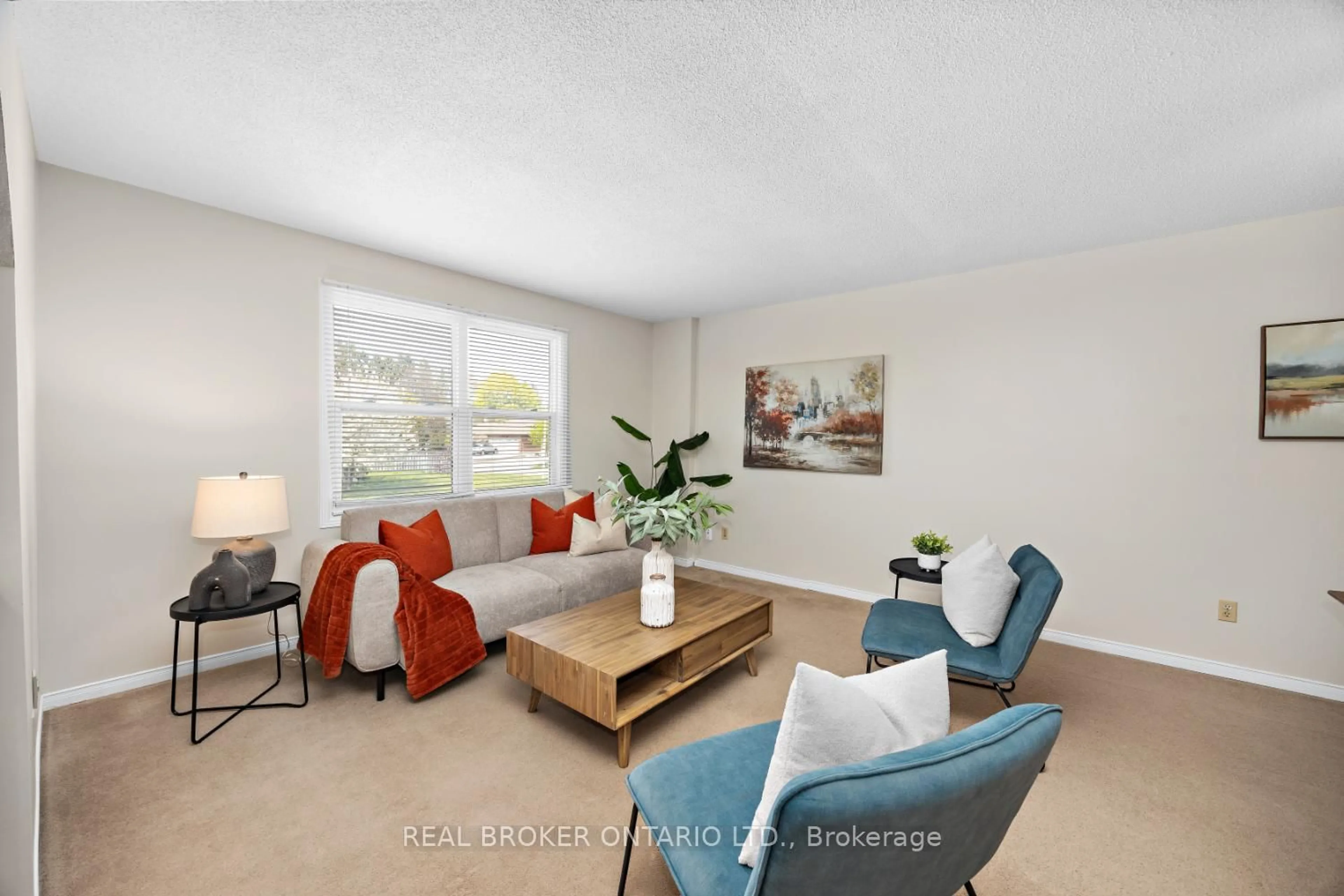 Living room with furniture, unknown for 7 Kingsview Crt, Clarington Ontario L1E 1E7