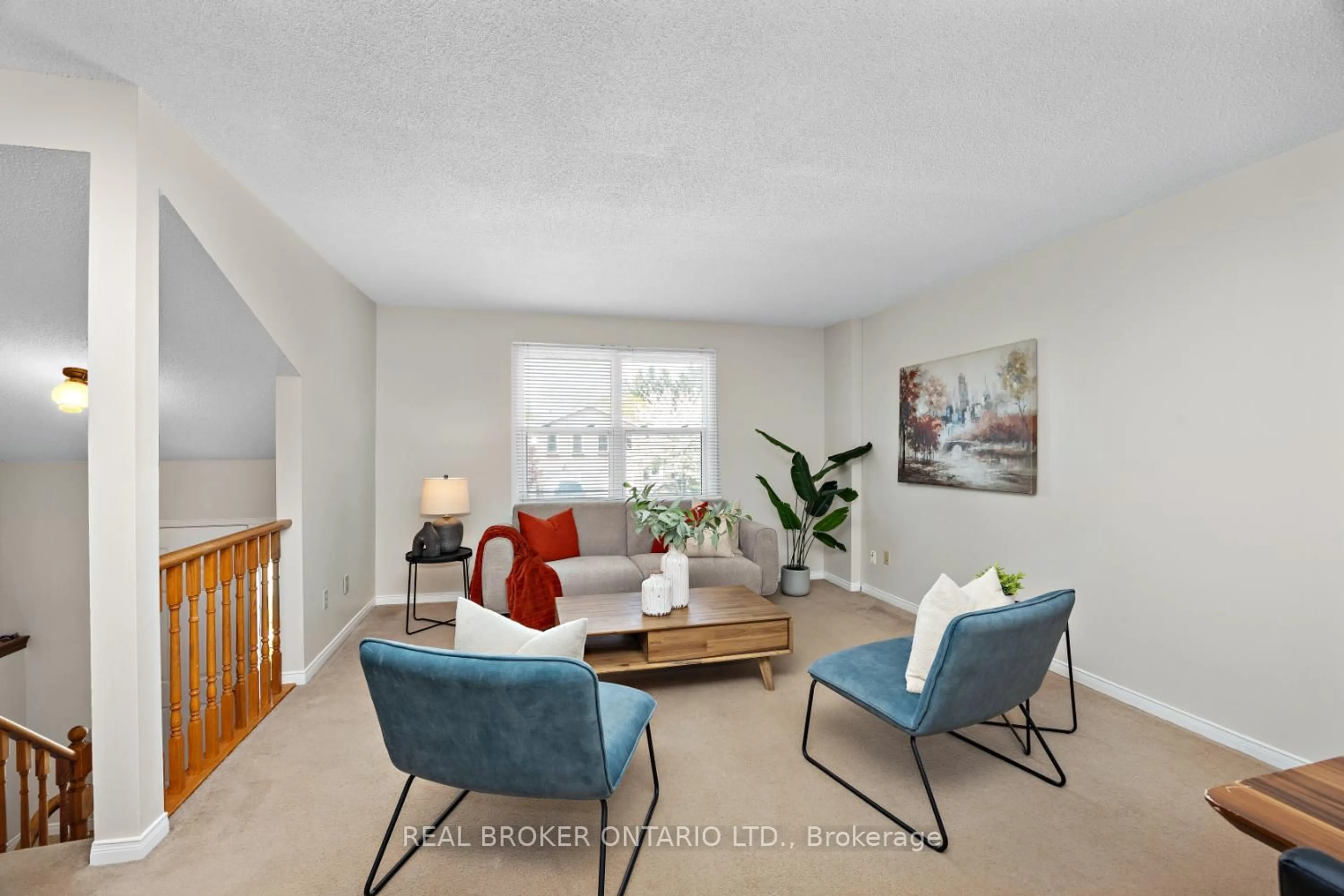 Living room with furniture, unknown for 7 Kingsview Crt, Clarington Ontario L1E 1E7