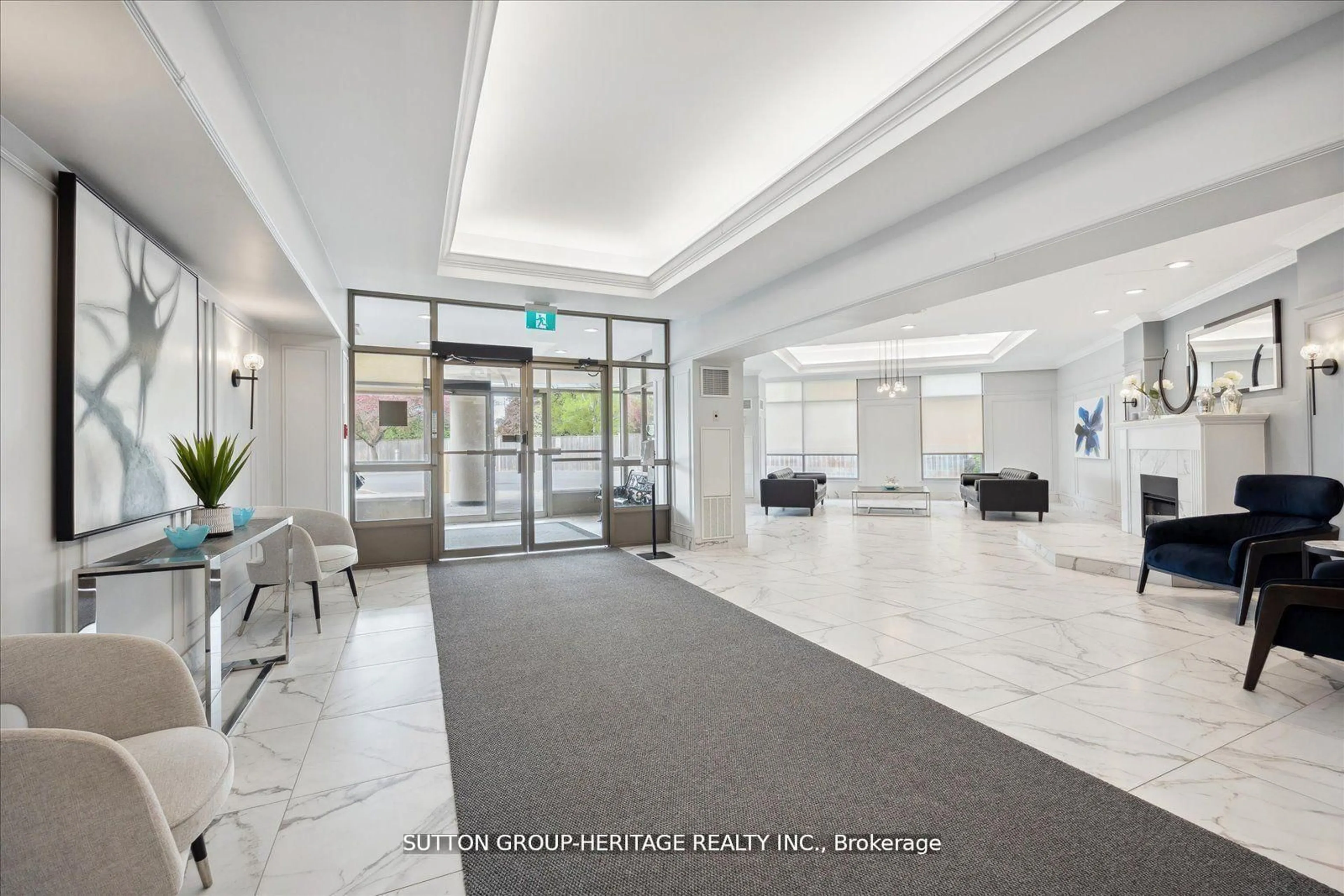 Indoor foyer for 712 Rossland Rd #1206, Whitby Ontario L1N 9E8