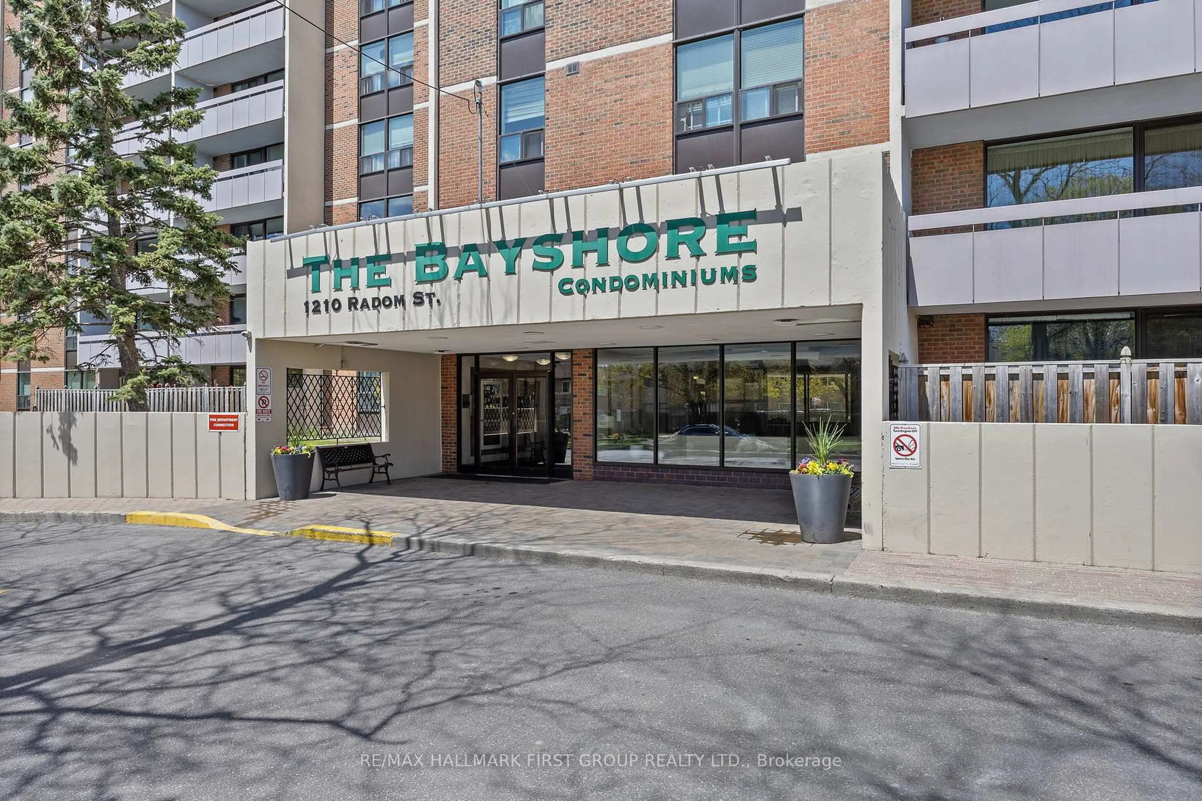 Indoor foyer for 1210 Radom St #307, Pickering Ontario L1W 2Z3