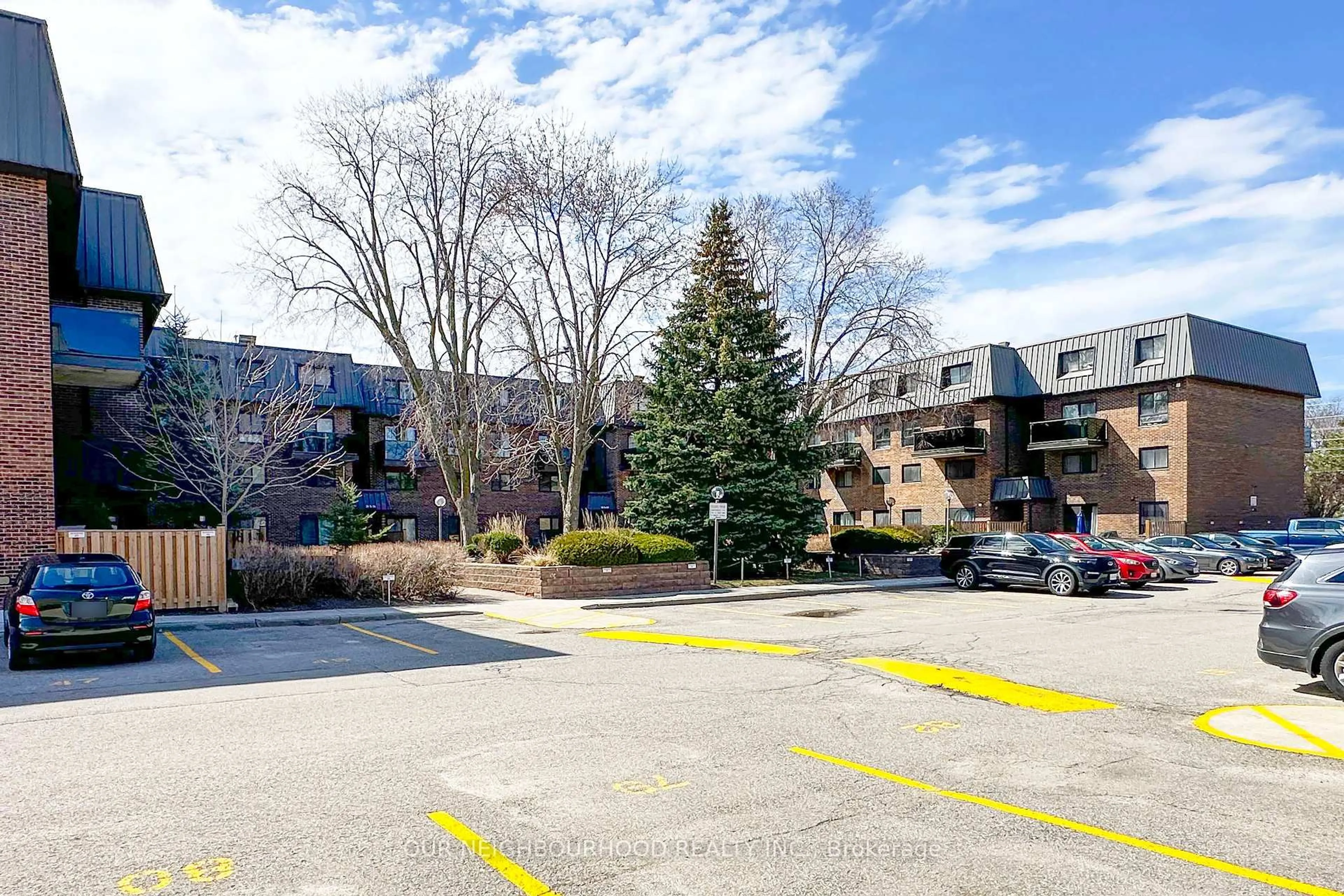 Patio, street for 43 Taunton Rd #17, Oshawa Ontario L1G 3T6