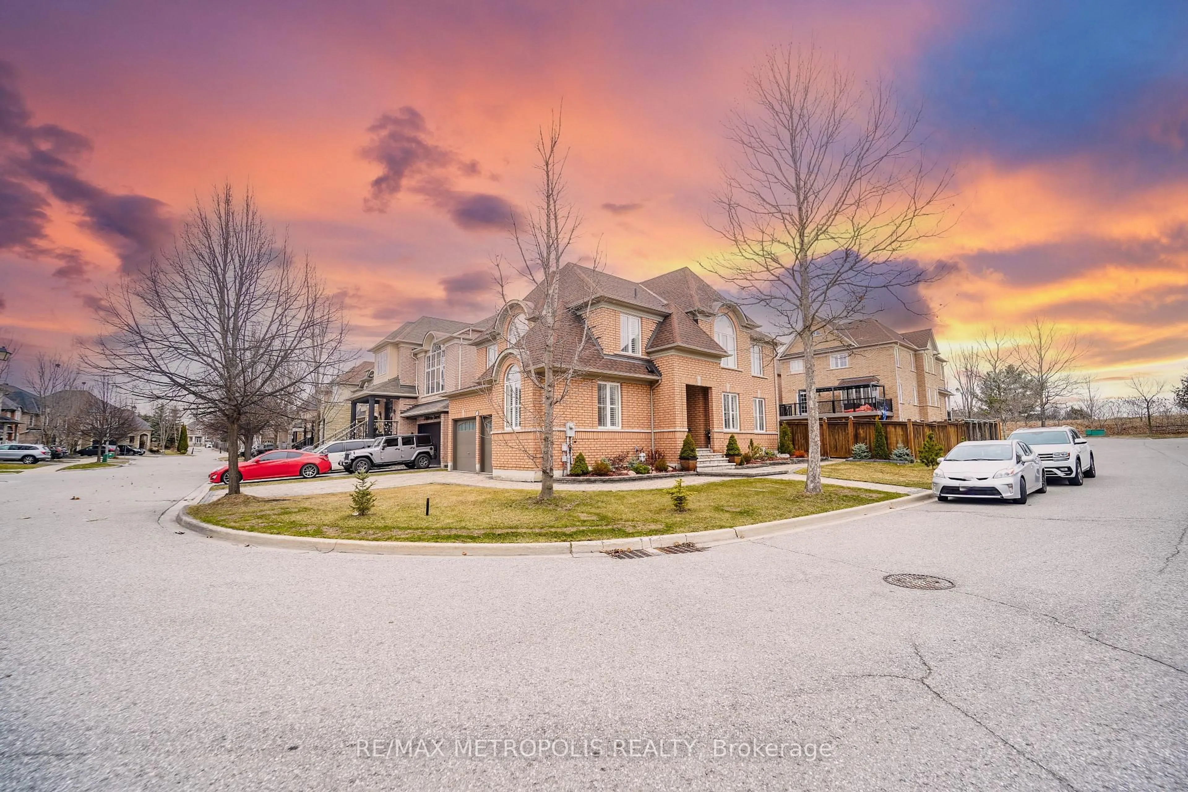 A pic from outside/outdoor area/front of a property/back of a property/a pic from drone, street for 5 Whitbread Cres, Ajax Ontario L1Z 0E3