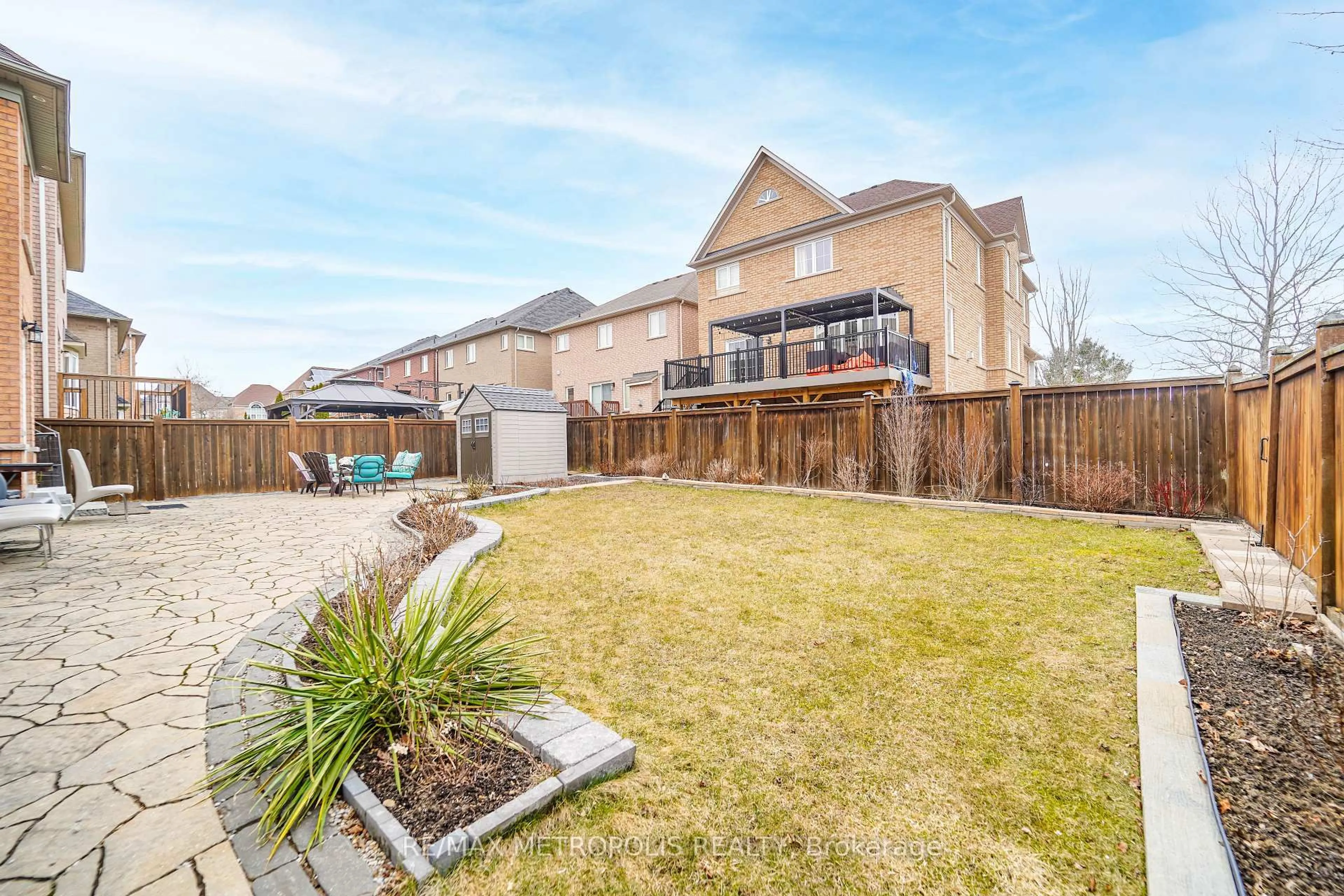 A pic from outside/outdoor area/front of a property/back of a property/a pic from drone, street for 5 Whitbread Cres, Ajax Ontario L1Z 0E3
