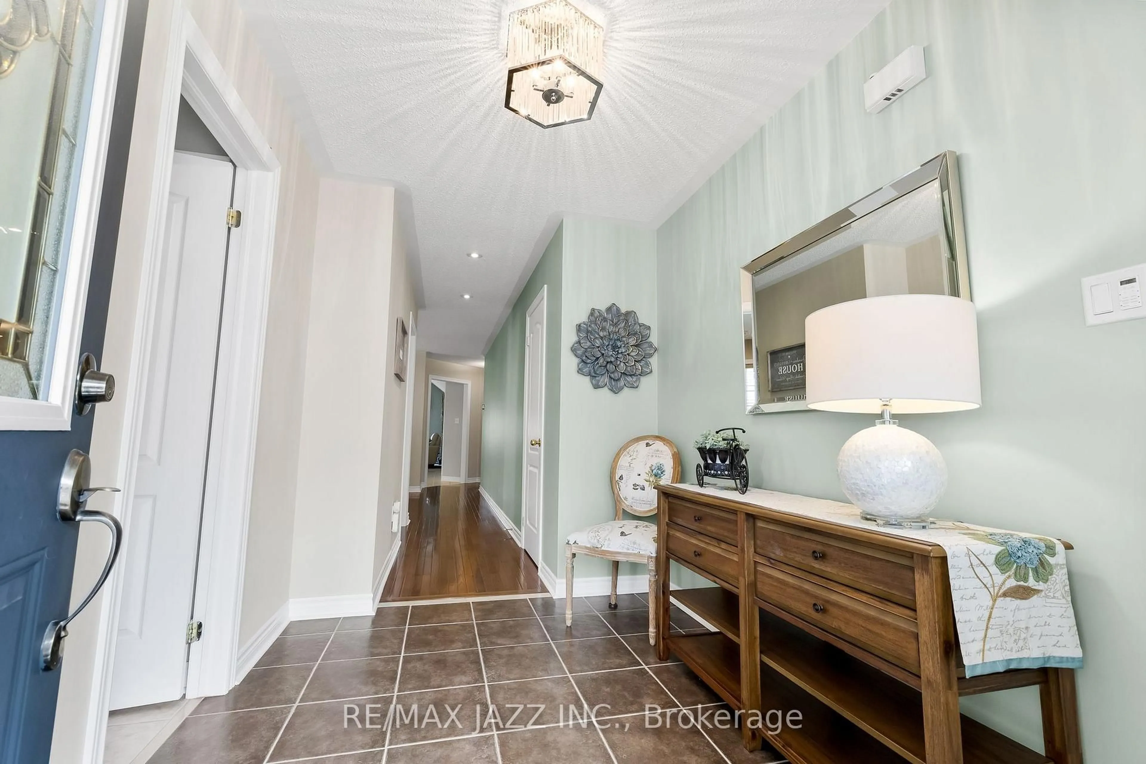Indoor entryway for 350 Lakebreeze Dr #6, Clarington Ontario L1B 0A2
