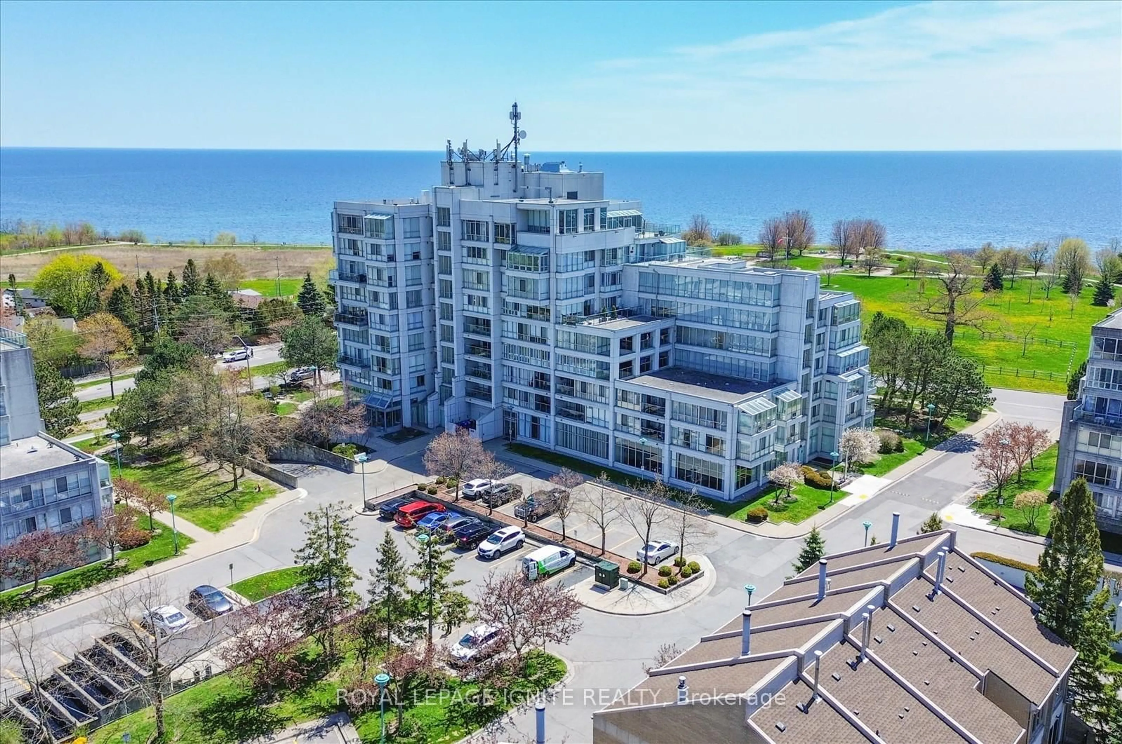 A pic from outside/outdoor area/front of a property/back of a property/a pic from drone, building for 45 Cumberland Lane #812, Ajax Ontario L1S 7K3
