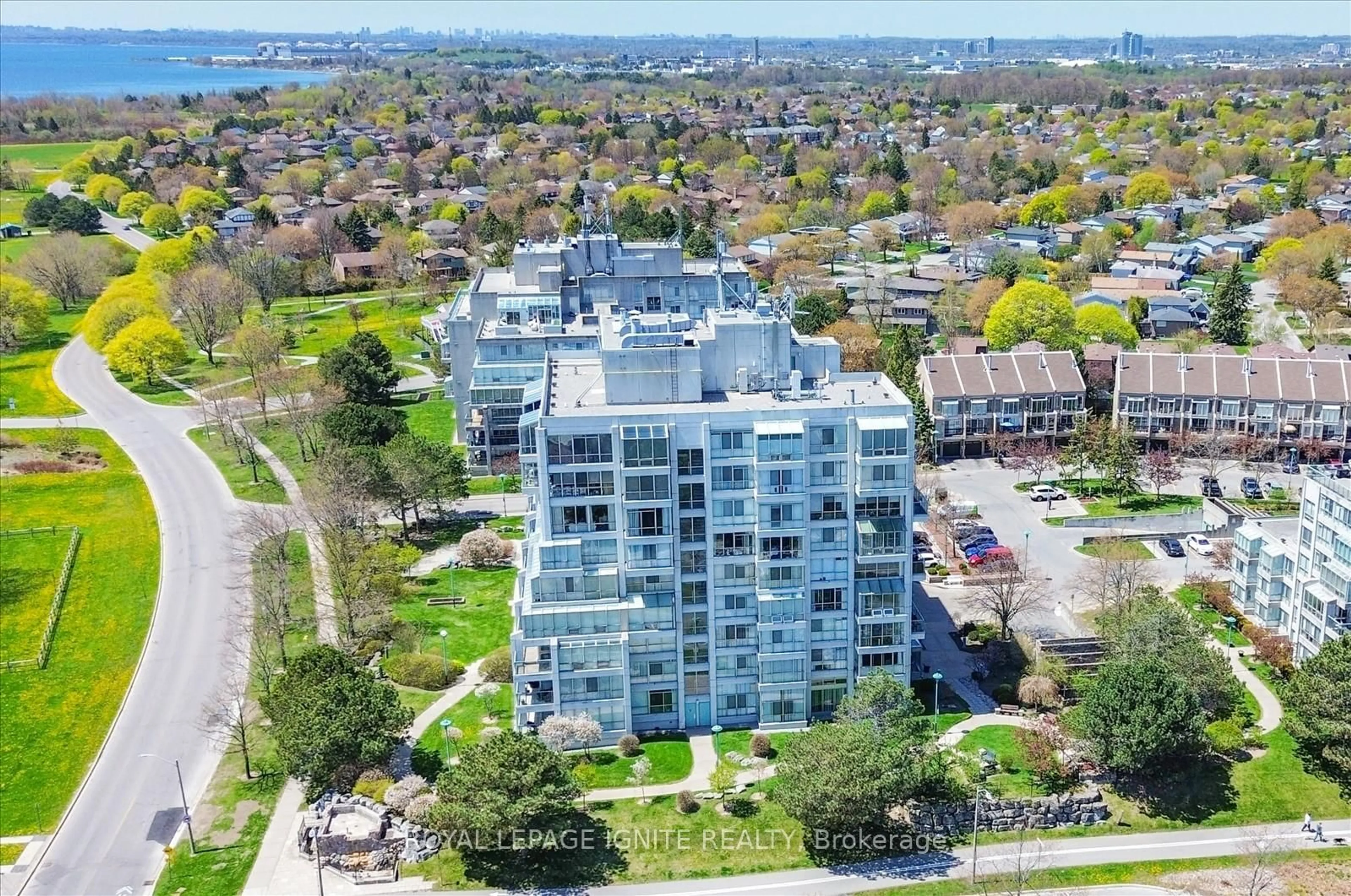 A pic from outside/outdoor area/front of a property/back of a property/a pic from drone, building for 45 Cumberland Lane #812, Ajax Ontario L1S 7K3