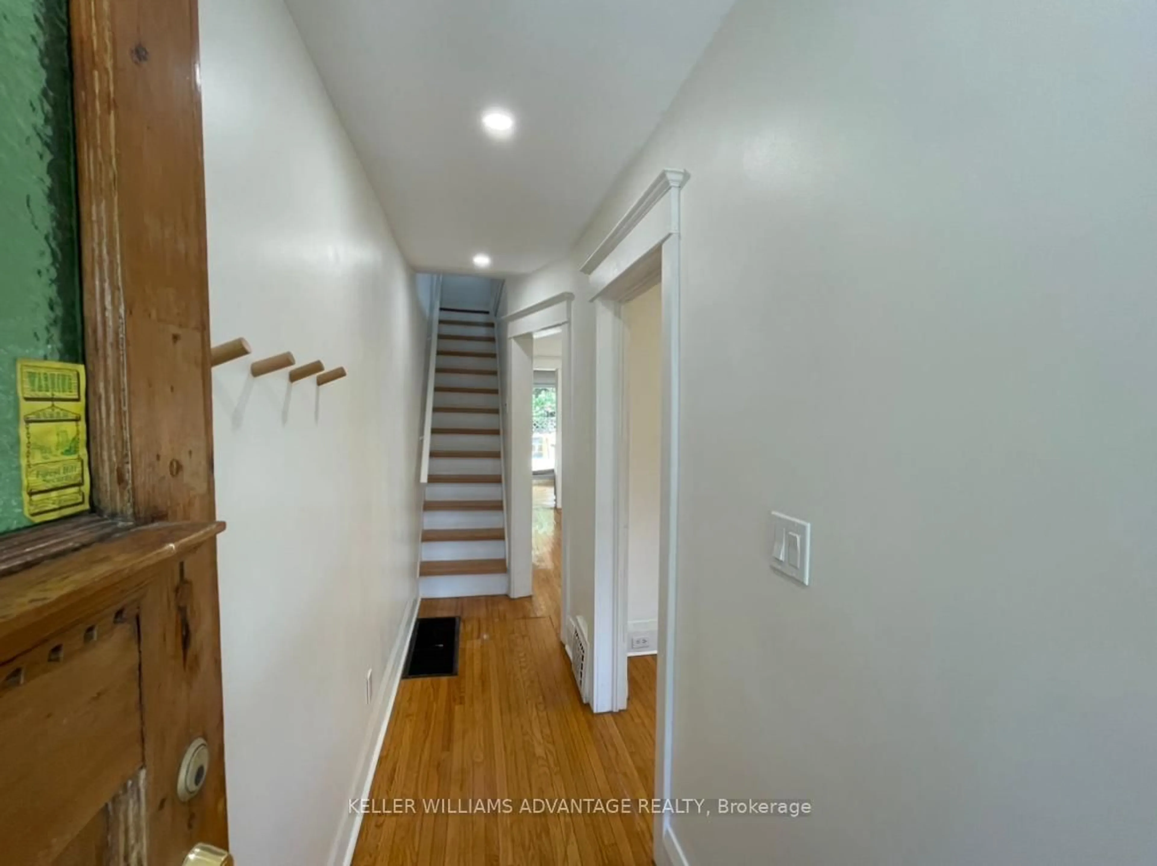 Indoor entryway for 31 Hiltz Ave, Toronto Ontario M4L 2N6