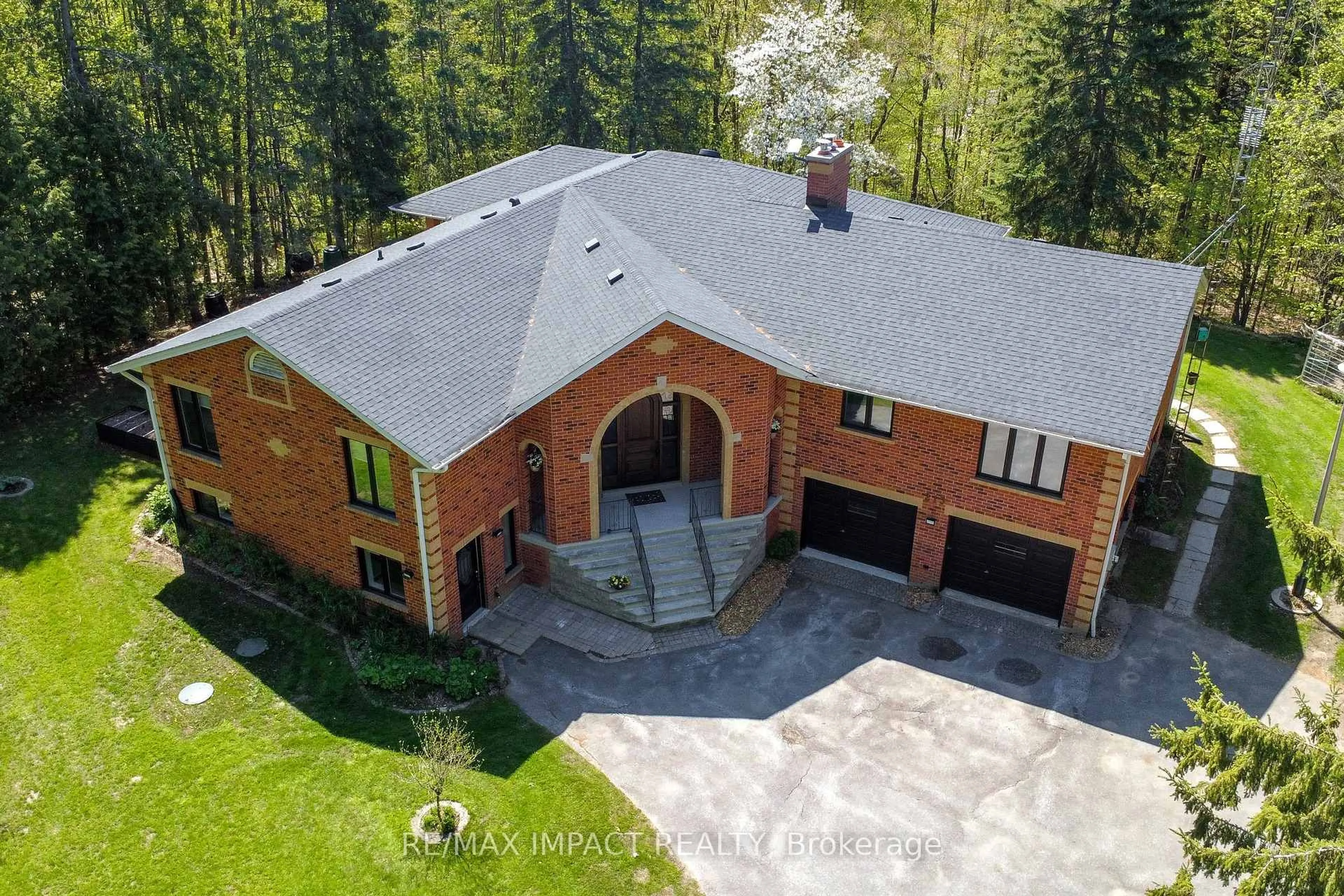 A pic from outside/outdoor area/front of a property/back of a property/a pic from drone, unknown for 215 Raglan Rd, Oshawa Ontario L1H 0N5
