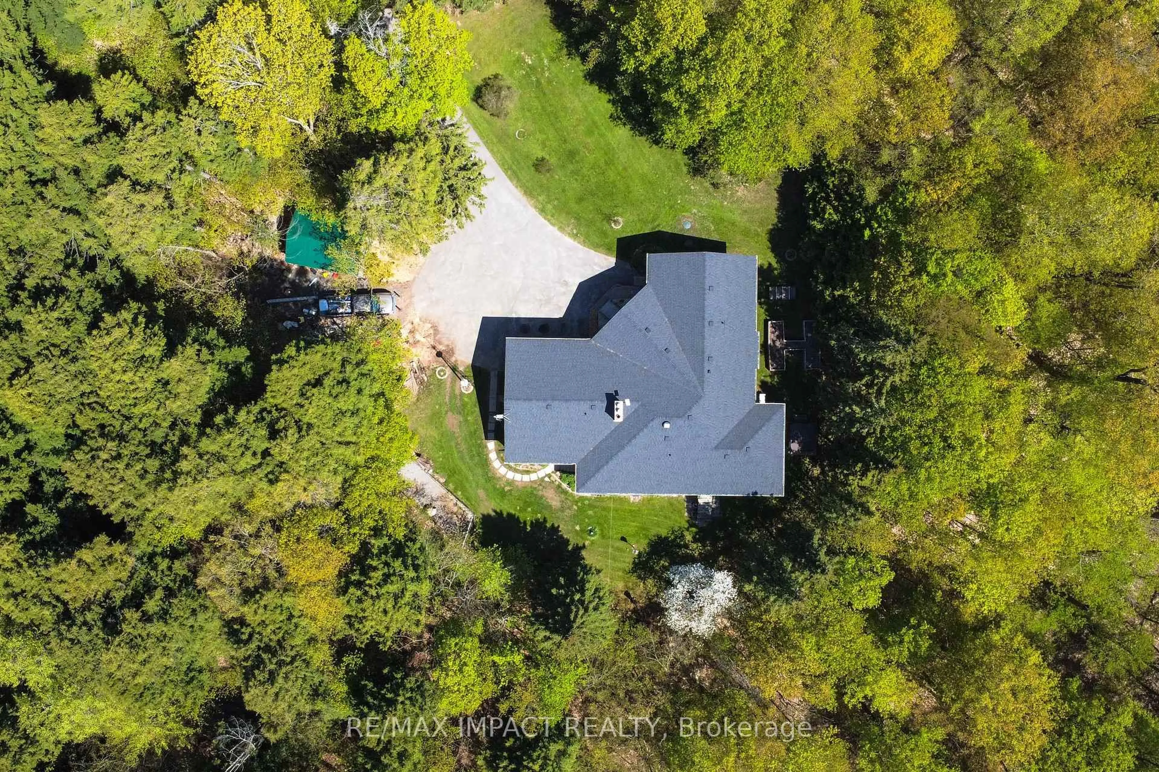 A pic from outside/outdoor area/front of a property/back of a property/a pic from drone, unknown for 215 Raglan Rd, Oshawa Ontario L1H 0N5