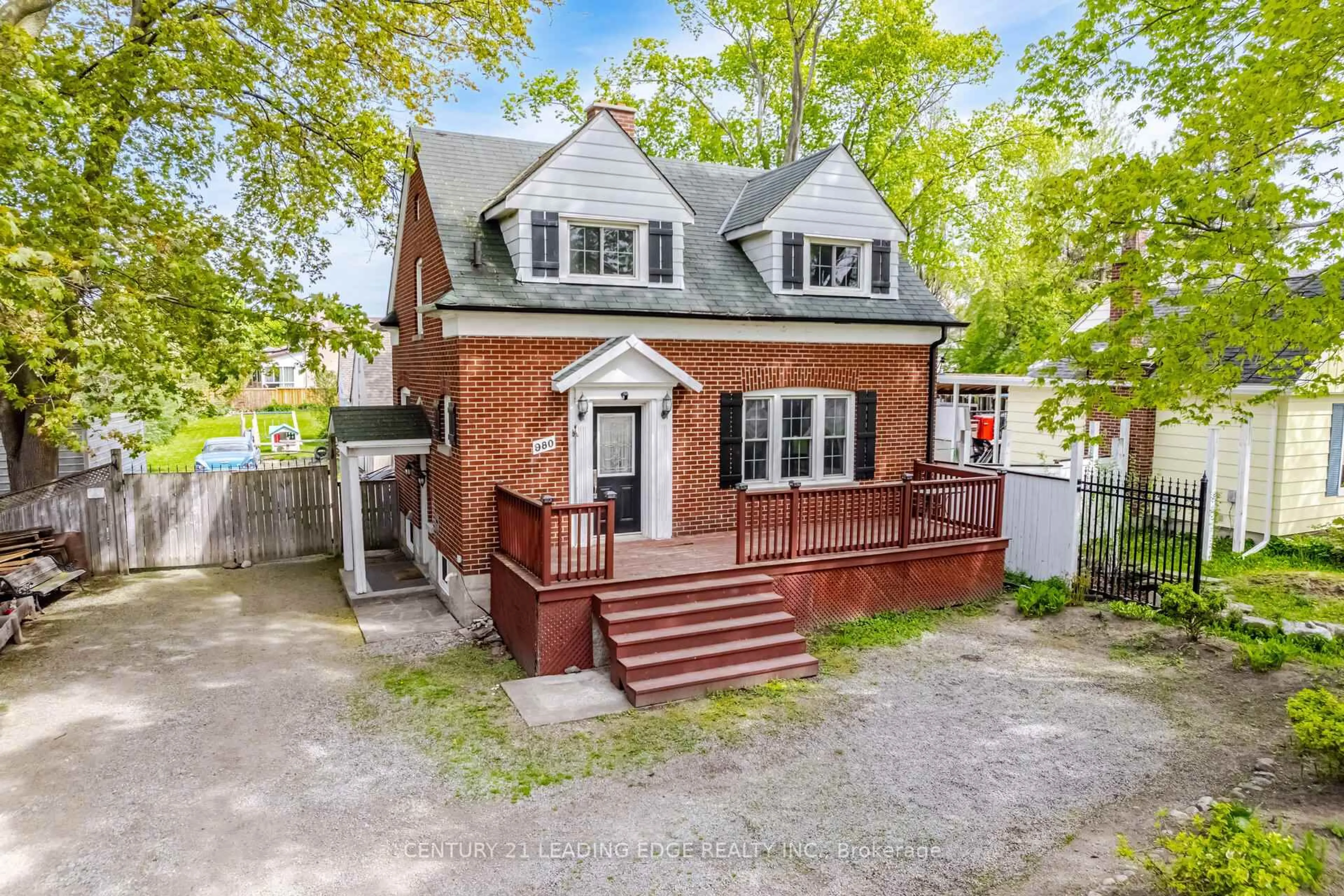 A pic from outside/outdoor area/front of a property/back of a property/a pic from drone, street for 980 King St, Oshawa Ontario L1H 1H2