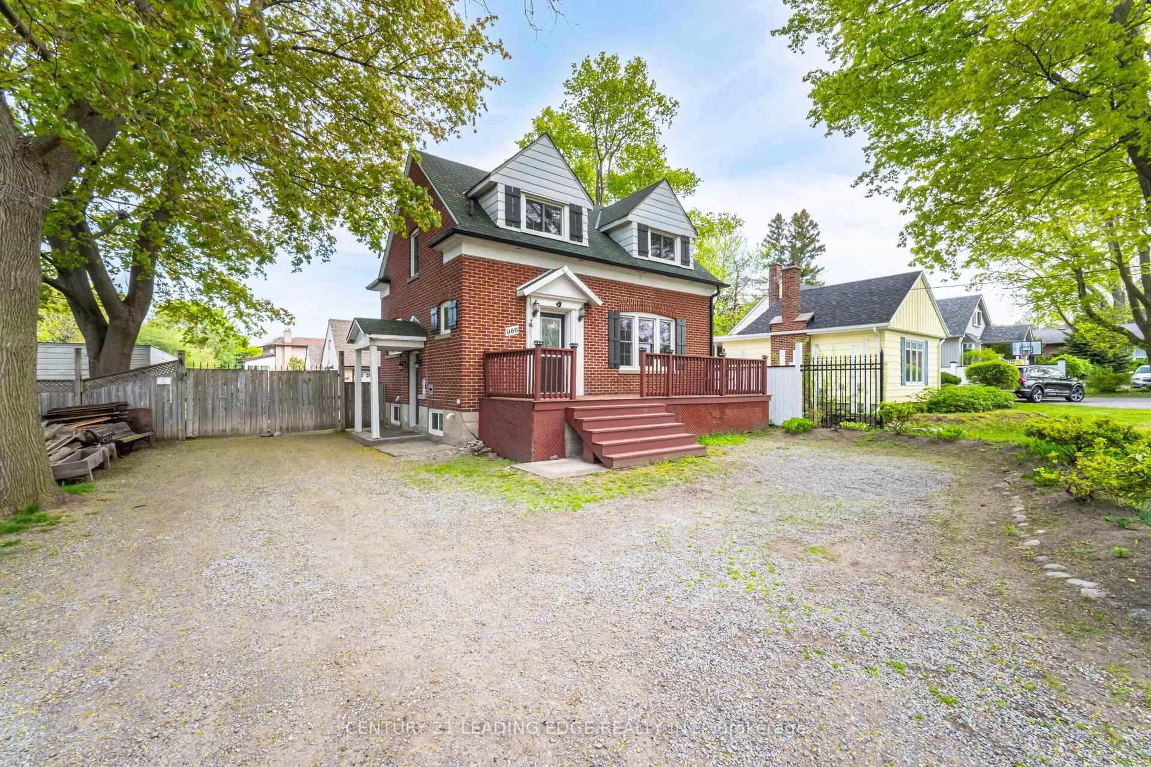 A pic from outside/outdoor area/front of a property/back of a property/a pic from drone, street for 980 King St, Oshawa Ontario L1H 1H2