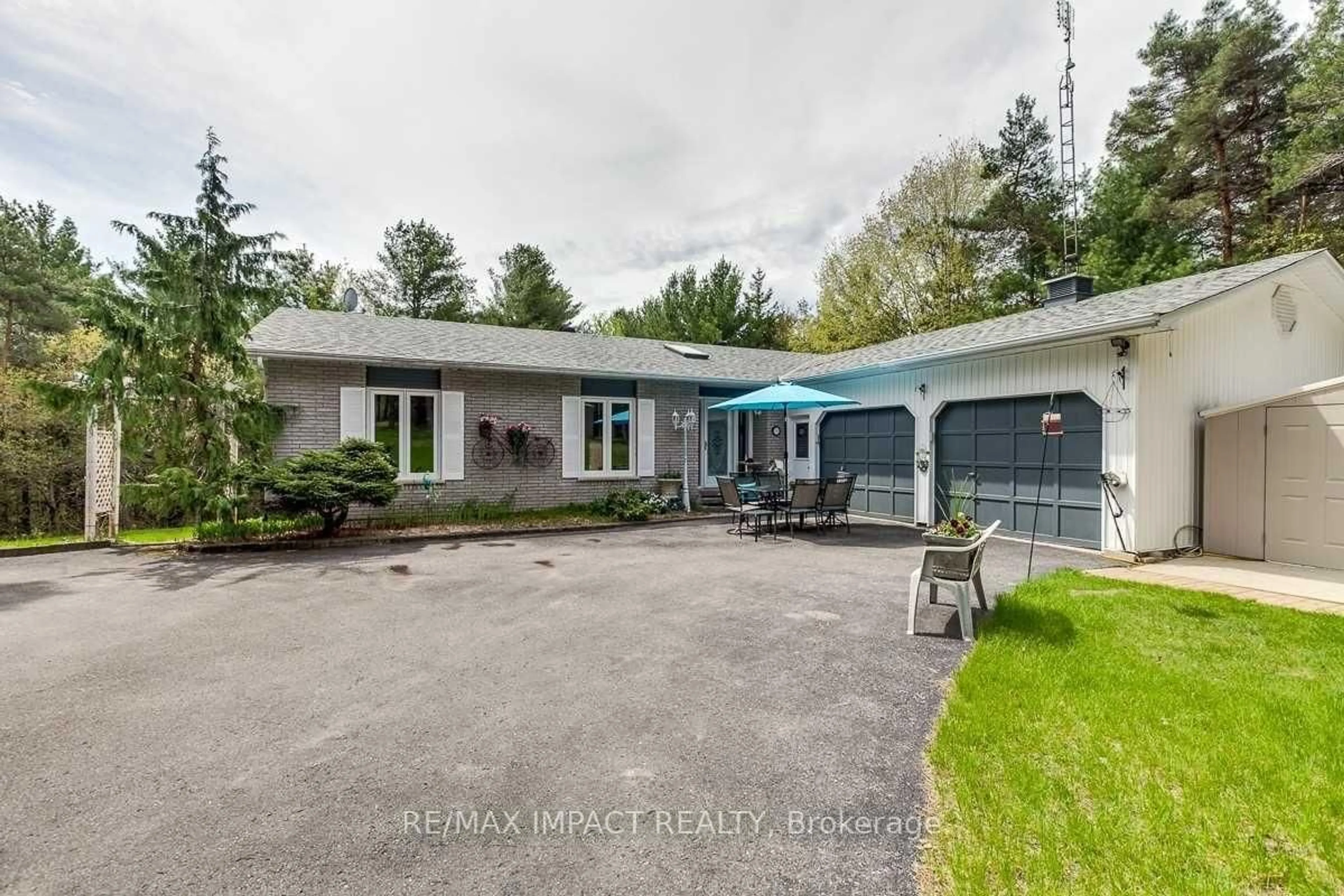 A pic from outside/outdoor area/front of a property/back of a property/a pic from drone, street for 6 Hawke Crt, Clarington Ontario L0B 1B0